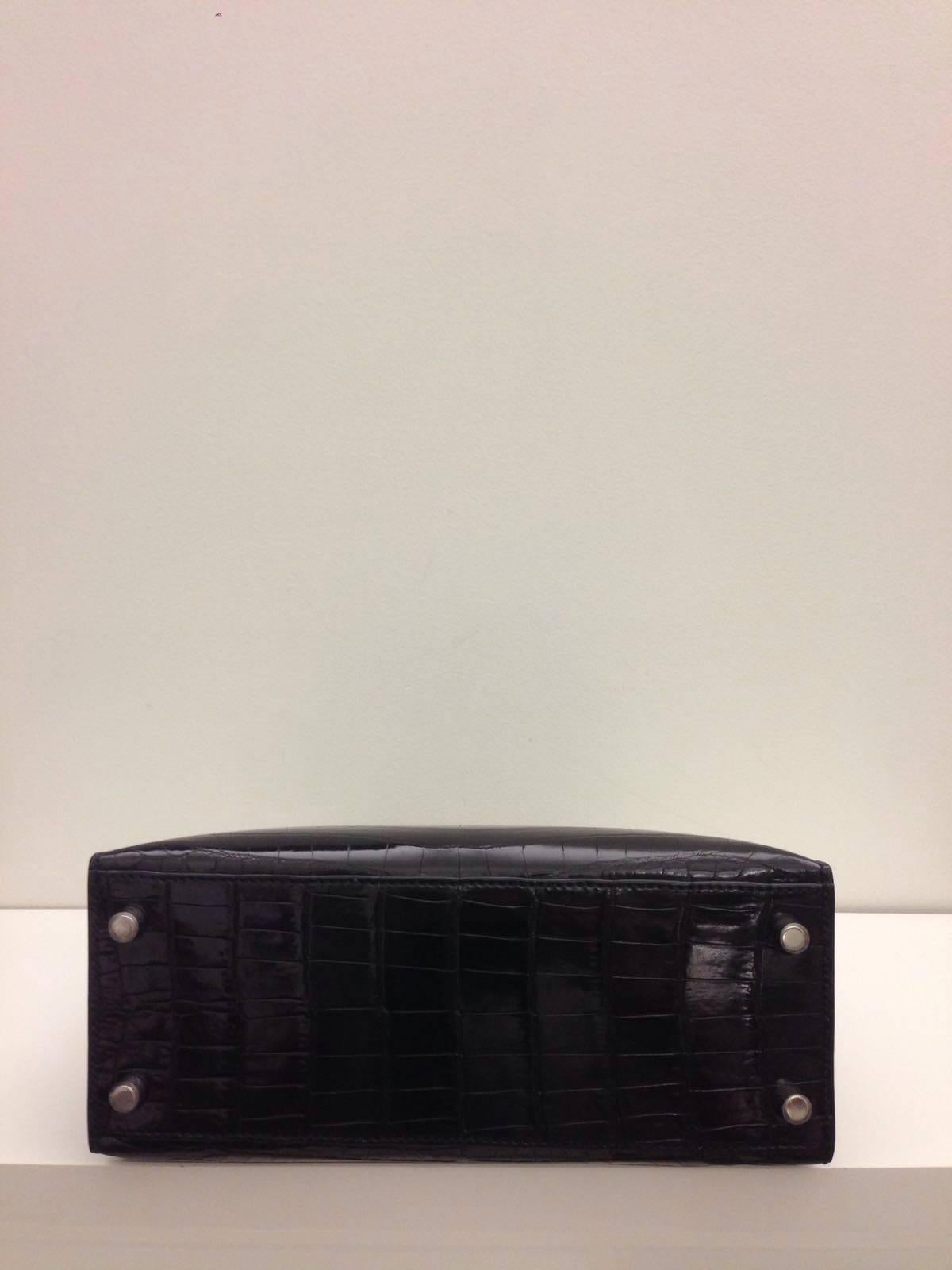 Hermes Kelly 25 Black Shiny Croc PHW In New Condition In London, GB