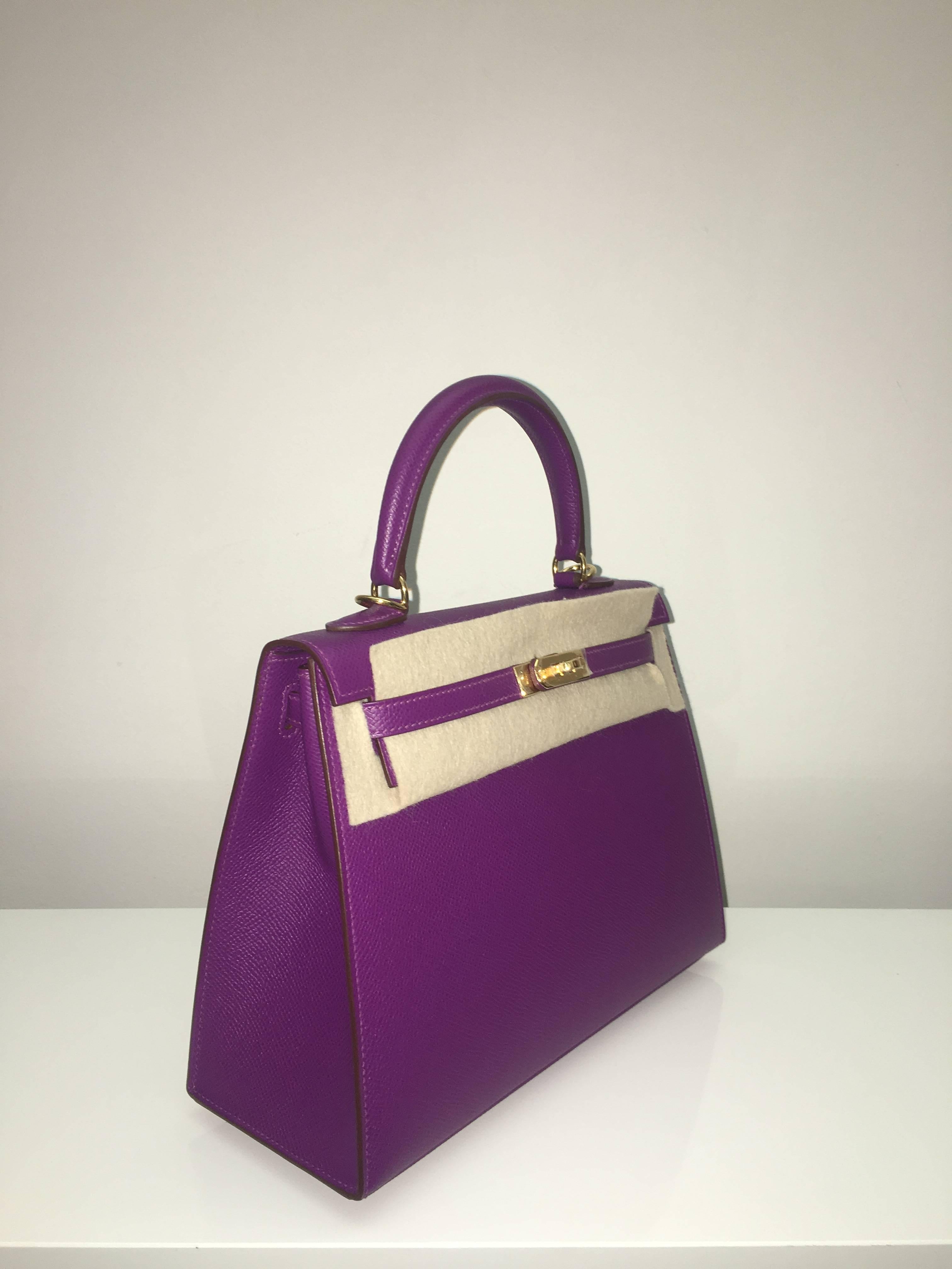 Hermes 
Kelly Size 25
Epsom Leather 
Colour Anemone
Gold Hardware 
store fresh, comes with receipt and full set (dust bag, box...) 
Hydeparkfashion specializes in sourcing and delivering authentic luxury handbags, mainly Hermes, to client