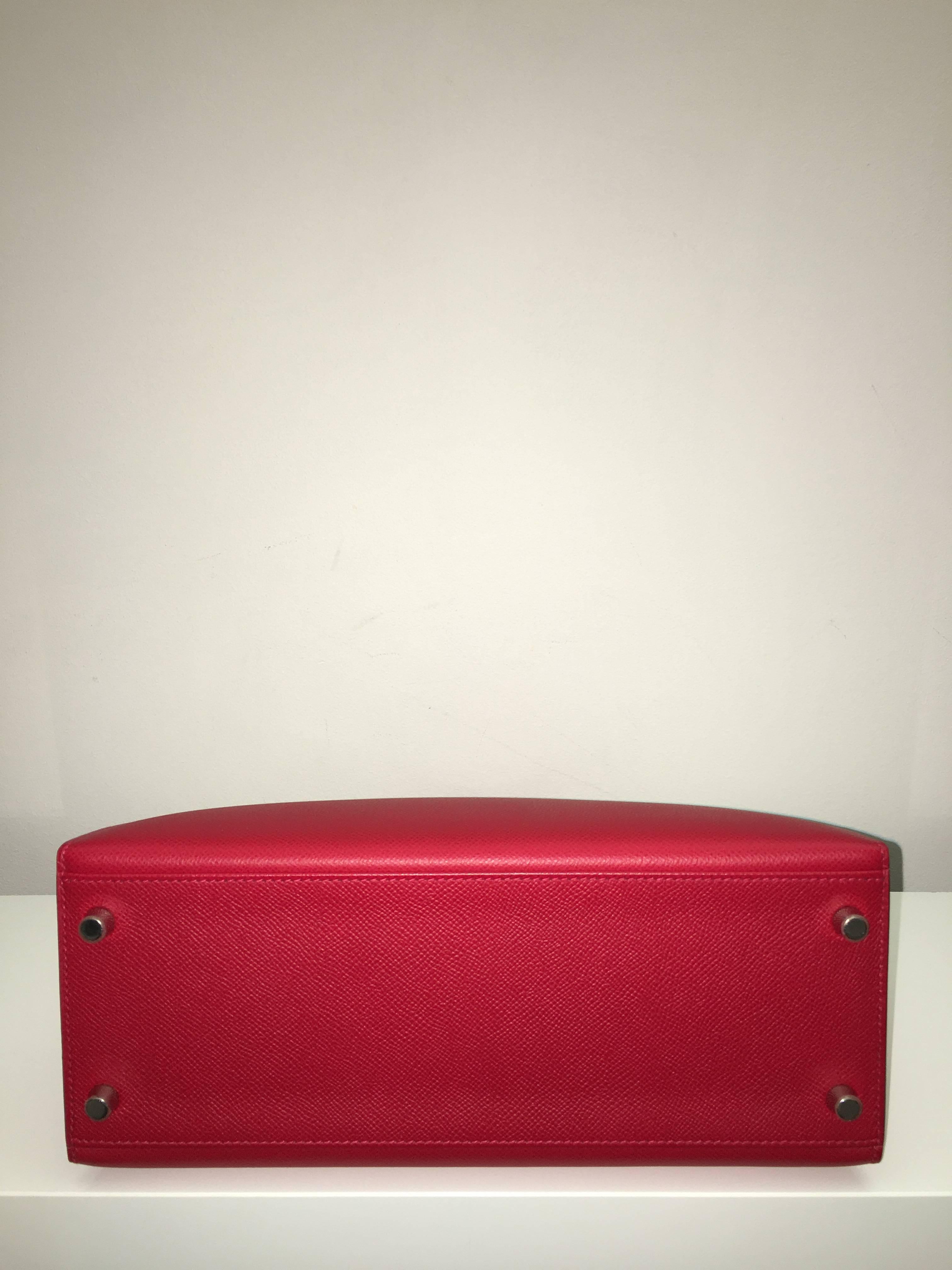 Hermes Kelly 28 Rouge Casak Epsom PHW In New Condition In London, GB