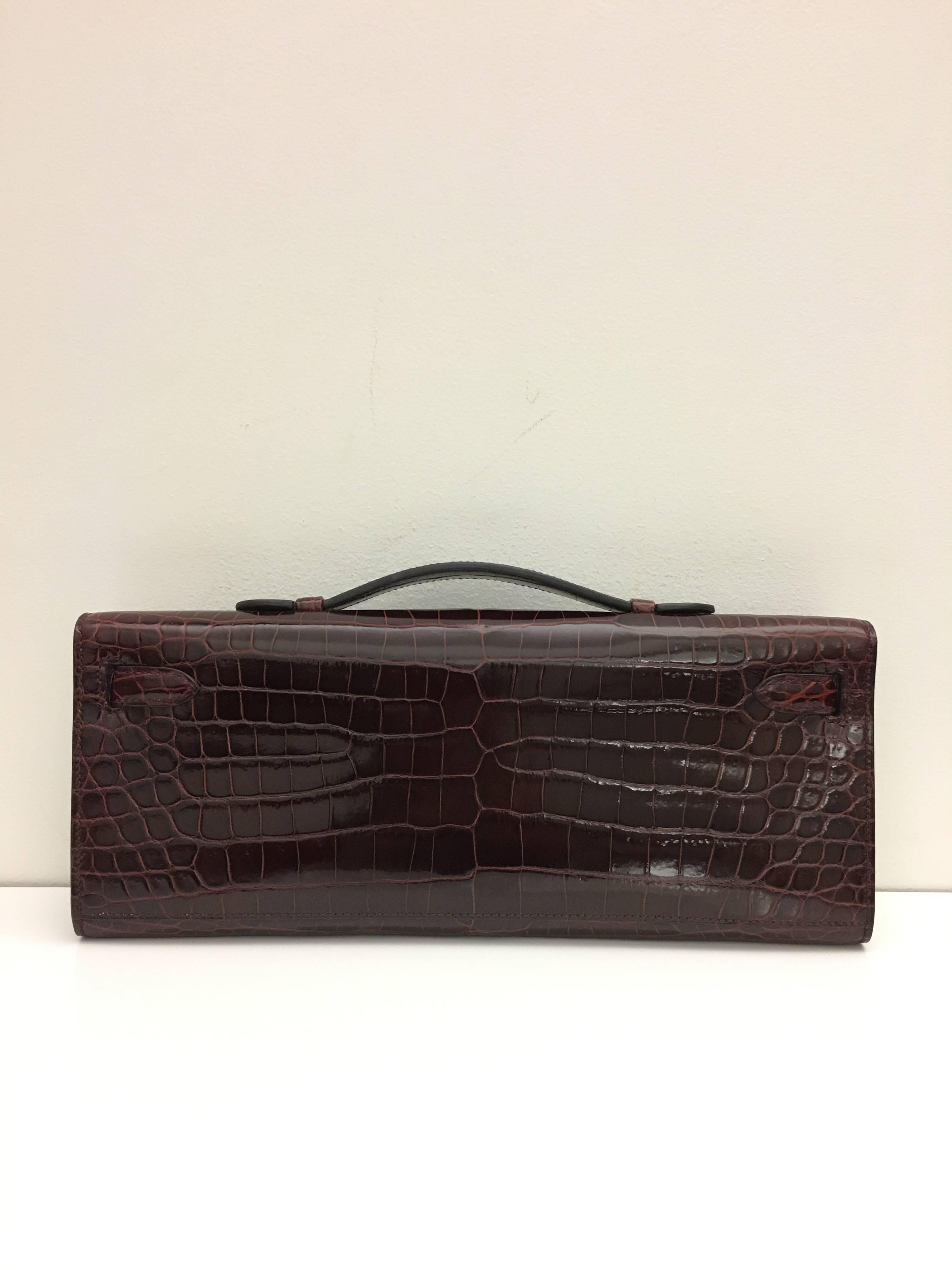 Brand New Hermes Kelly Cut Croc Bourgogne Shiny Croc GHW In New Condition For Sale In London, GB