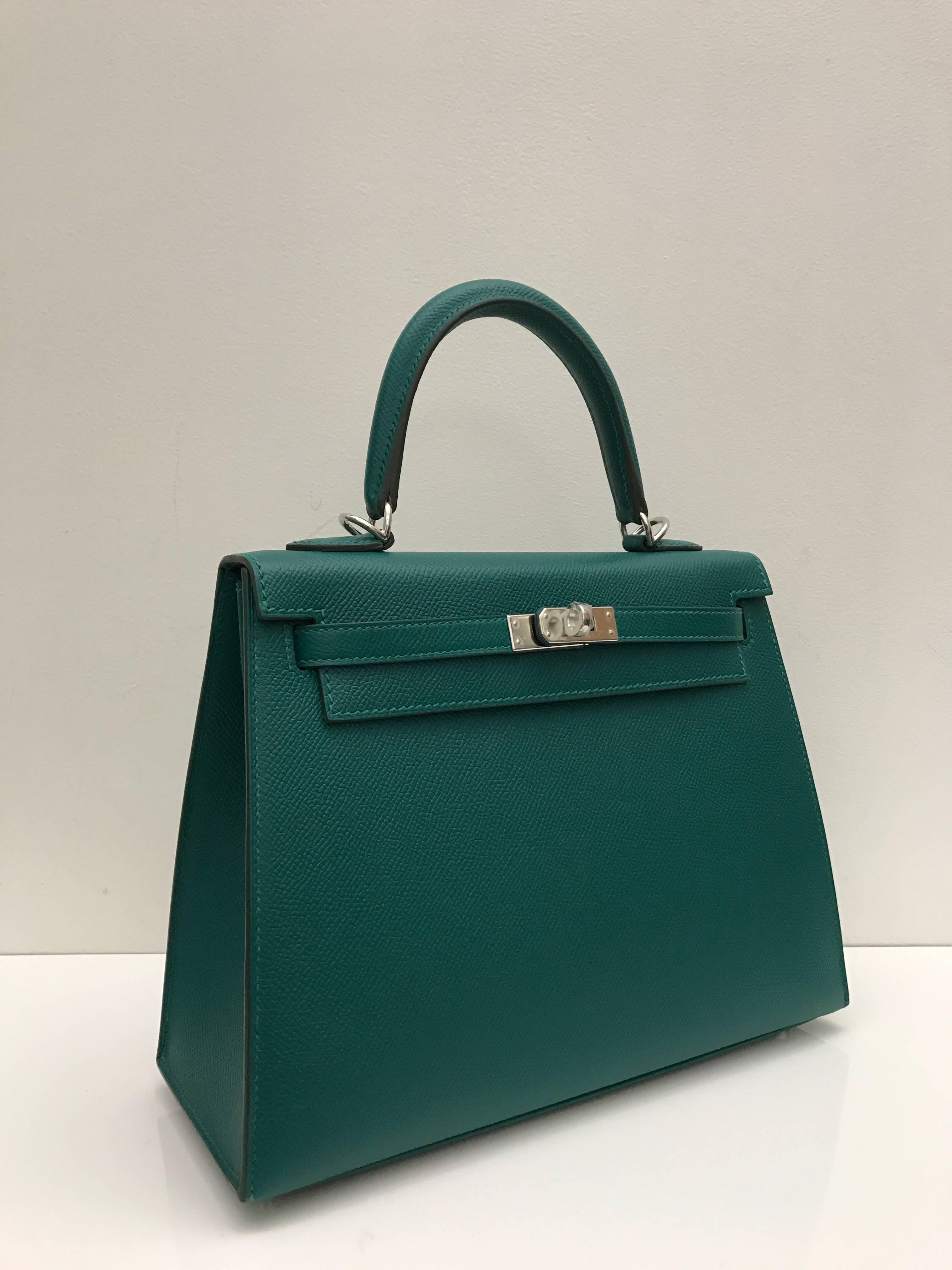 Hermes 
Kelly Size 25
Epsom Leather 
Colour Green Malachite 
Silver Hardware
Store fresh, comes with receipt and full set (dust bag, box...) 
Hydeparkfashion specializes in sourcing and delivering authentic luxury handbags, mainly Hermes, to clients
