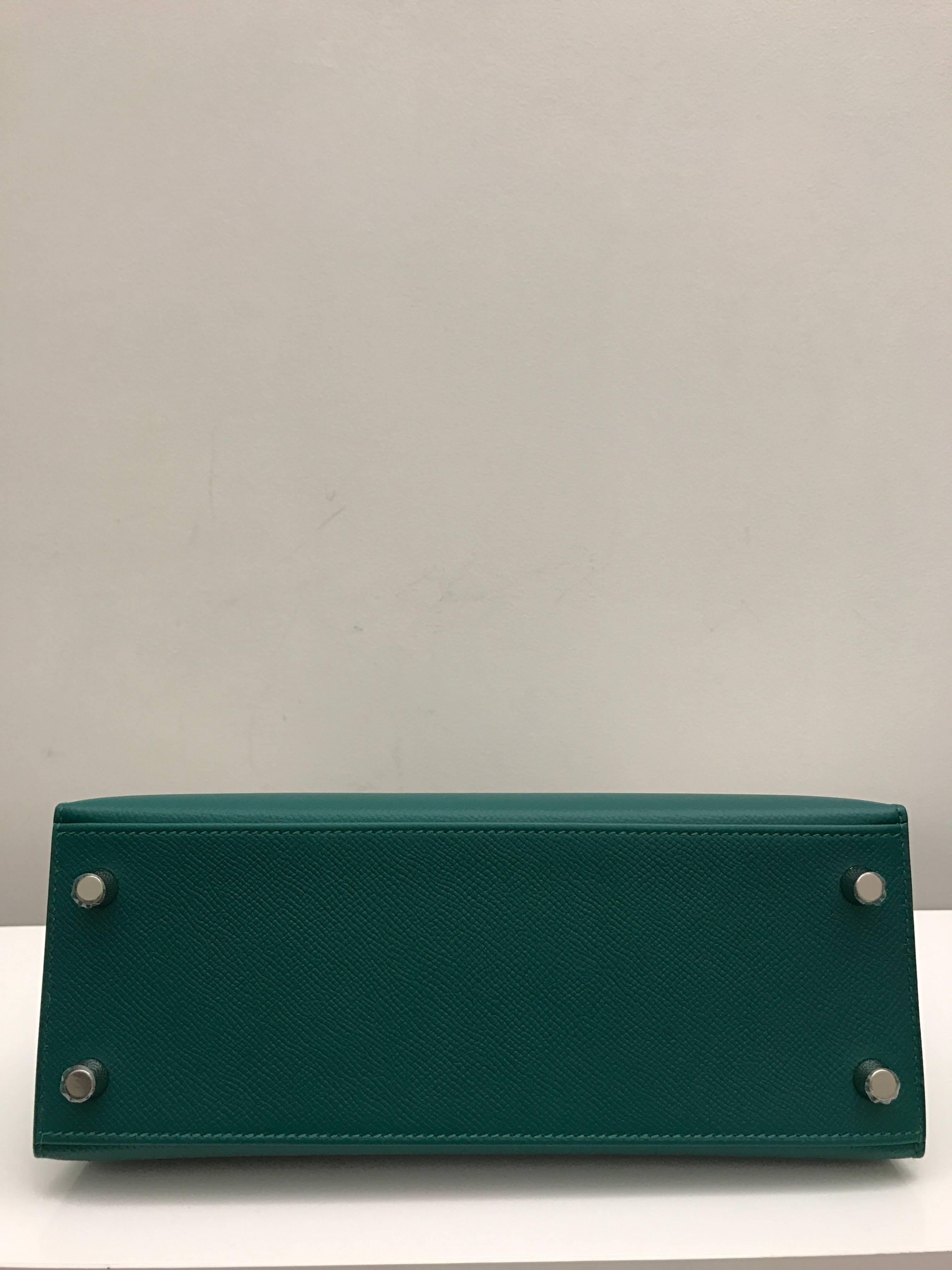 New Kelly 25 Green Malachite Epsom PHW In New Condition For Sale In London, GB