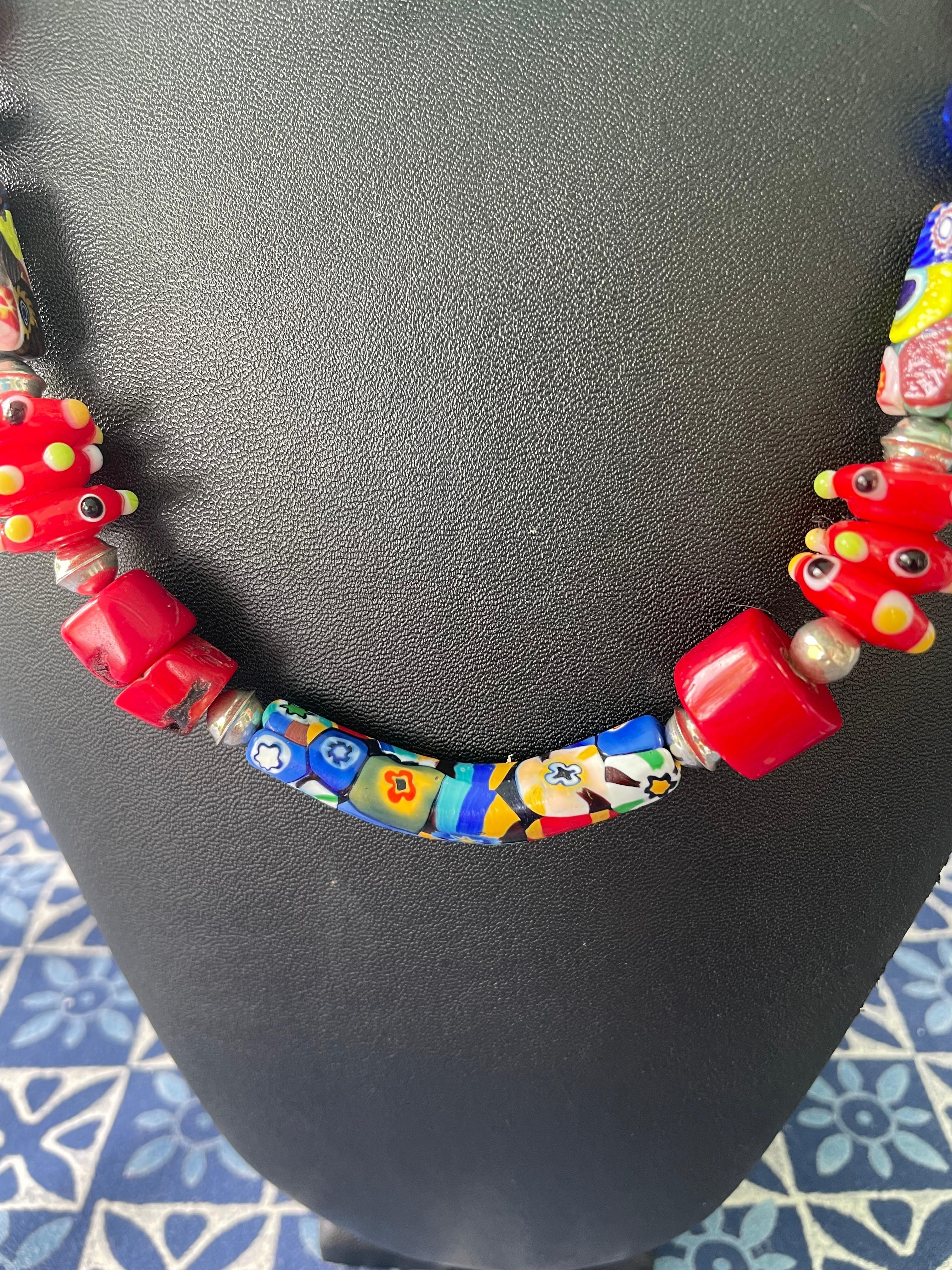 Lorraines' Bijoux propone un medley veneziano di perline Mille Fiore vintage. Forme tubolari, tonde e una perlina centrale a gomito si combinano per creare magia! Il corallo Branch proveniente dalla Cina e un po' di turchese aggiungono profondità e