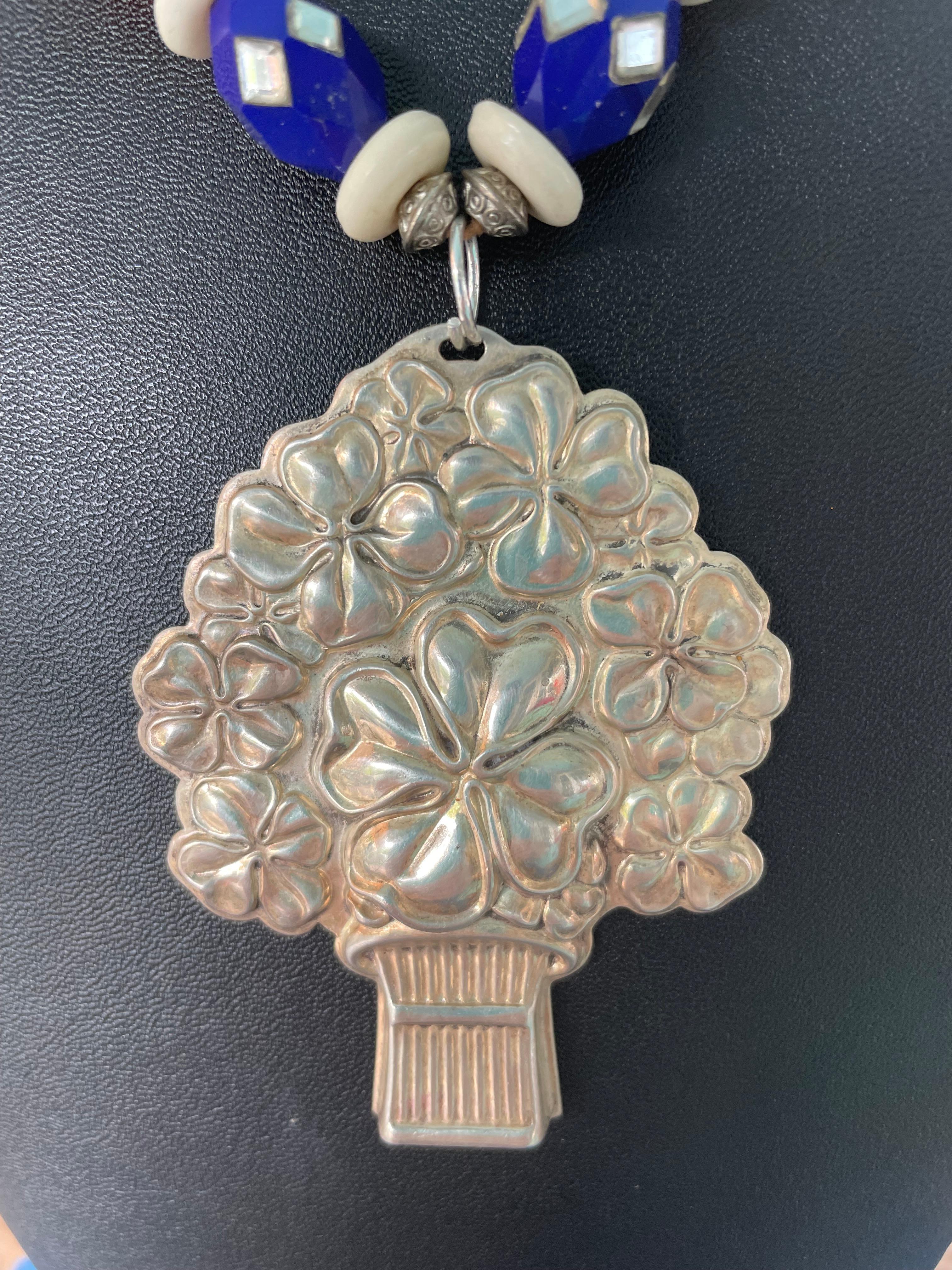 Lorraine's Bijoux tiene en oferta un Colgante silbato grande Reed and Barton de plata de ley con diseño de trébol de cuatro hojas de los años 70 .
Cuentas facetadas de ámbar grandes compuestas(  comprada en Liberty of London), cuentas facetadas de
