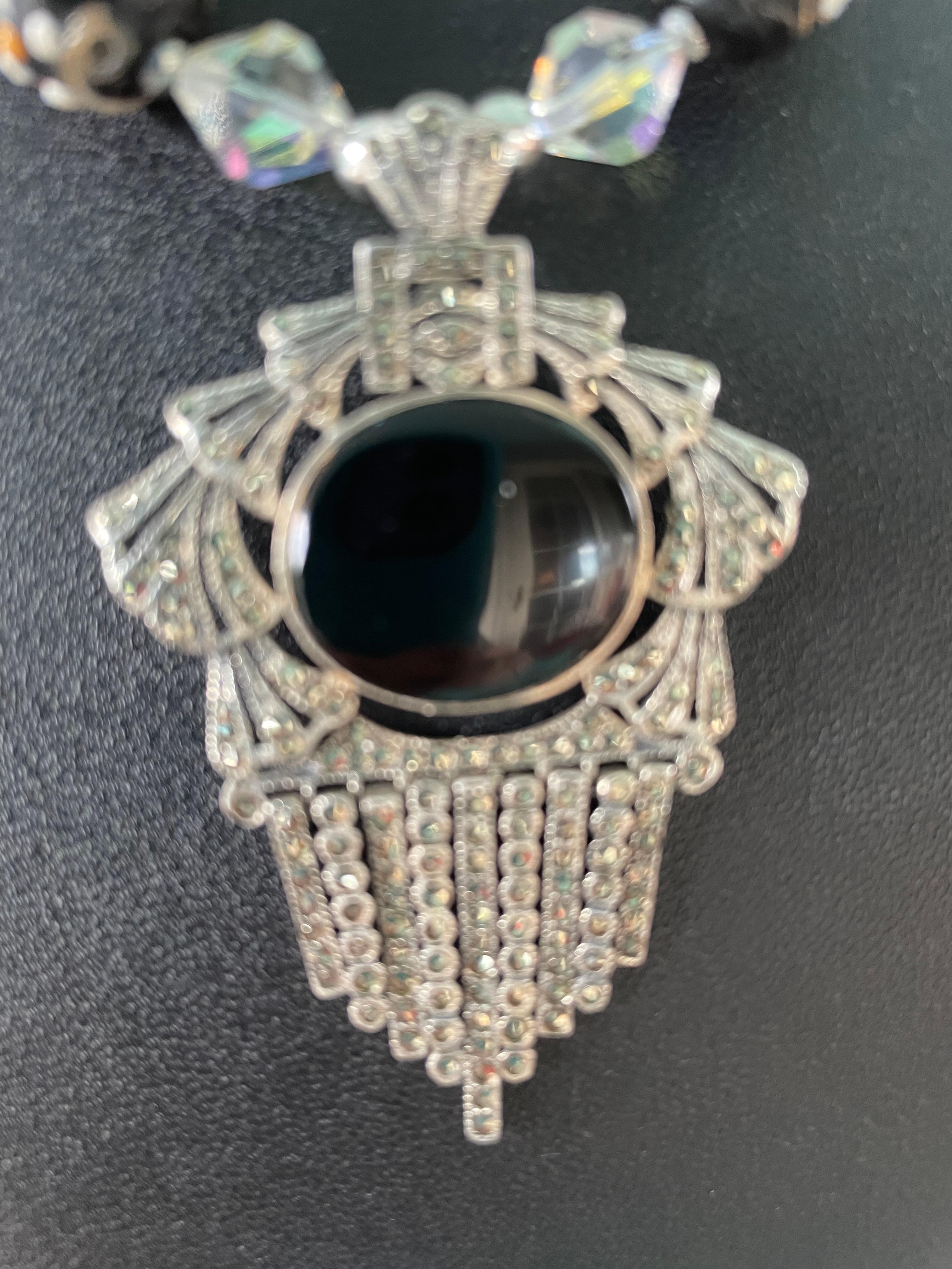 Lorraines' Bijoux propone una collana con ciondolo in argento sterling, marcasite e onice in stile vittoriano vintage. Torta nuziale in vetro veneziano vintage Perle di vetro nere e colorate Distanziatori di perle di cristallo vintage, argento