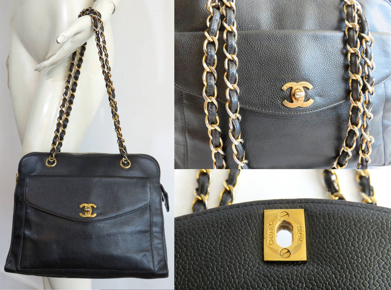 1980's CHANEL Black pebbled leather handbag 1