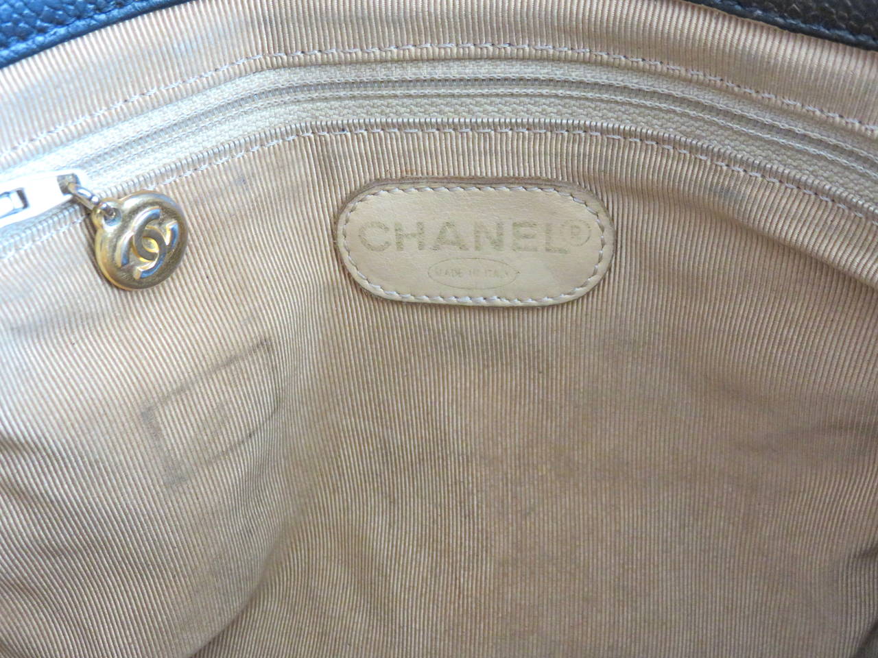1980's CHANEL Black pebbled leather handbag 4