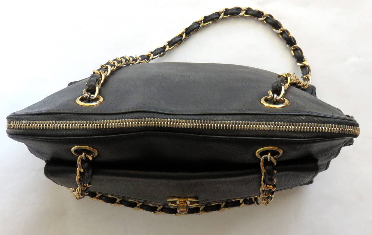 1980's CHANEL Black pebbled leather handbag 2