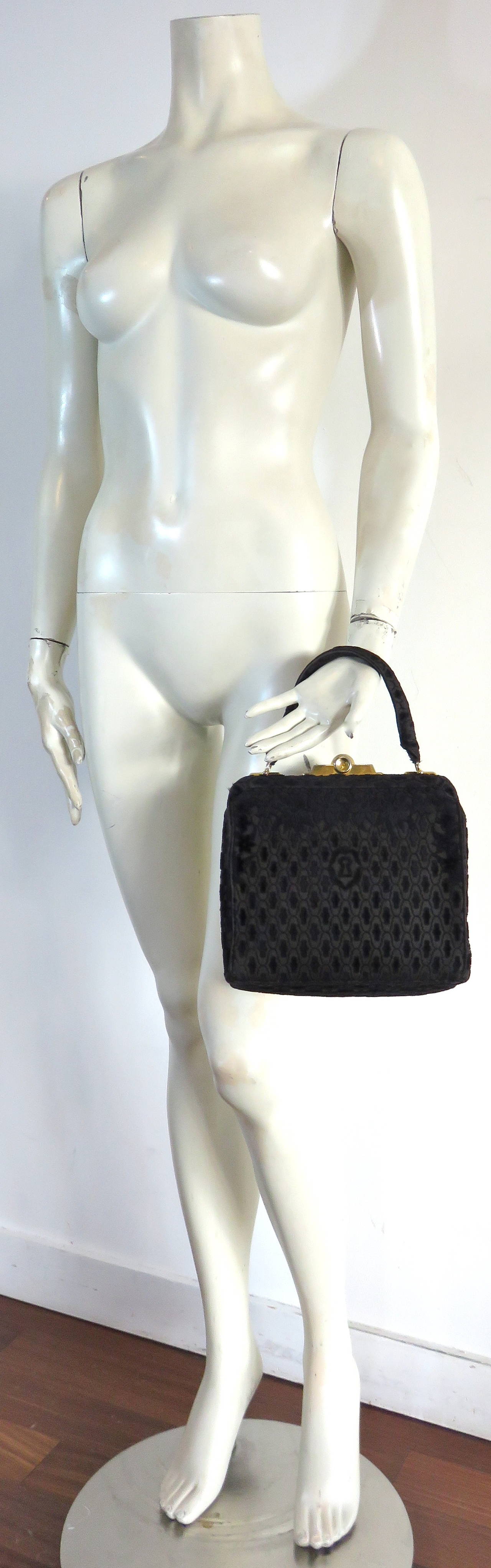 Vintage, 1970's ROBERTA DI CAMERINO Black, cut velvet, box purse featuring florals at the top edges, and trompe-l'œil, key hole design at center-front, and back.  The base pattern of the bag is an all-over oval lace design.

The bag features,