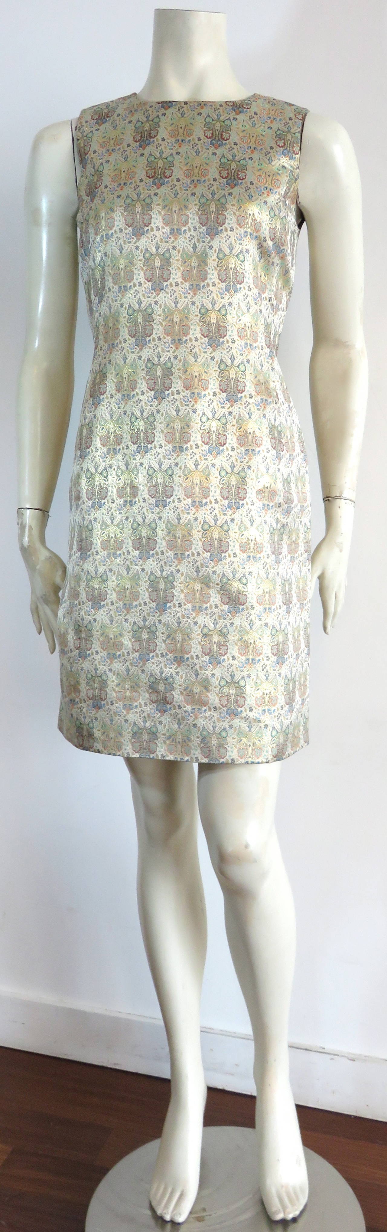 Excellent condition, 1990's OSCAR DE LA RENTA 100% silk, brocade tapestry weave dress.

This stunning dress features a gorgeous, floral tapestry brocade fabric accented with metallic gold fibers.  

Intricate fabric design with many fine,