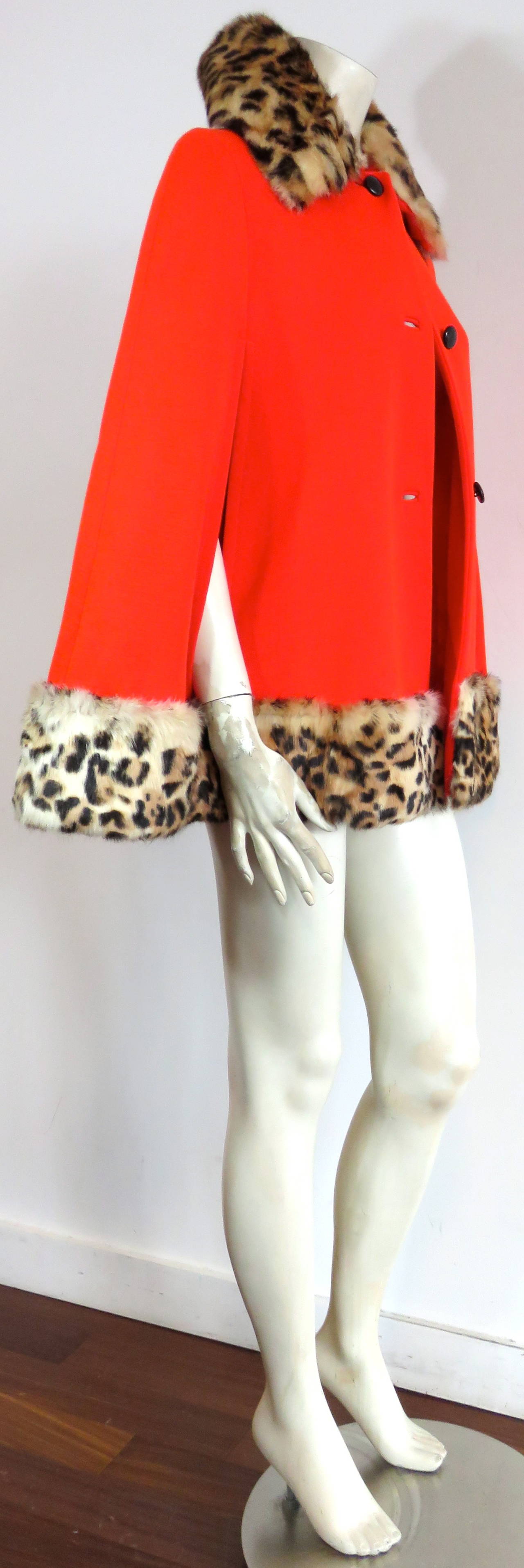 1960's LILLI ANN Fur trimmed cape In Excellent Condition In Newport Beach, CA