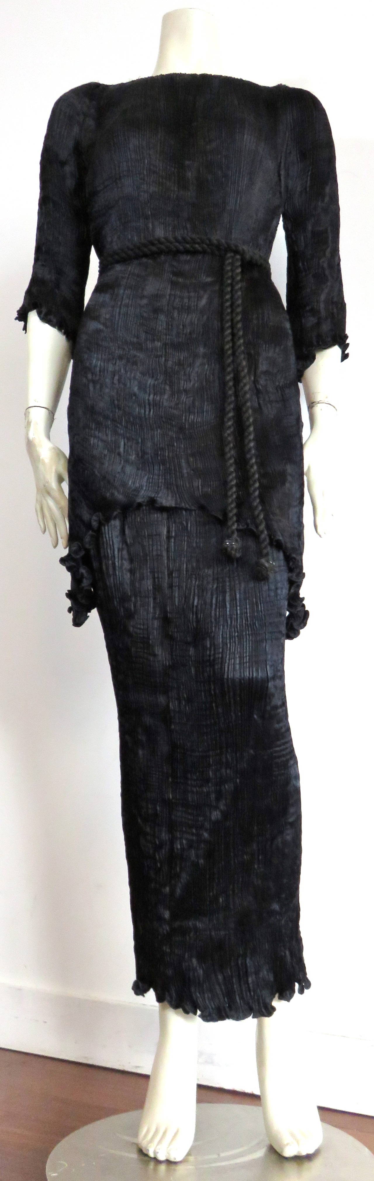 Excellent/mint condition, 1980's PATRICIA LESTER, black Fortuny-pleated Peplos dress.

This gorgeous set includes tunic top with bugle beaded neckline, long slim skirt with elasticated/stretchy waistband,  hand-beaded 'rope' belt, and silk storage