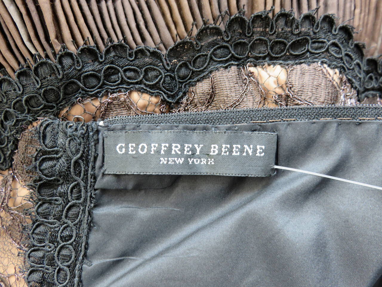 1980's GEOFFREY BEENE Lace & taffeta cocktail dress For Sale 2