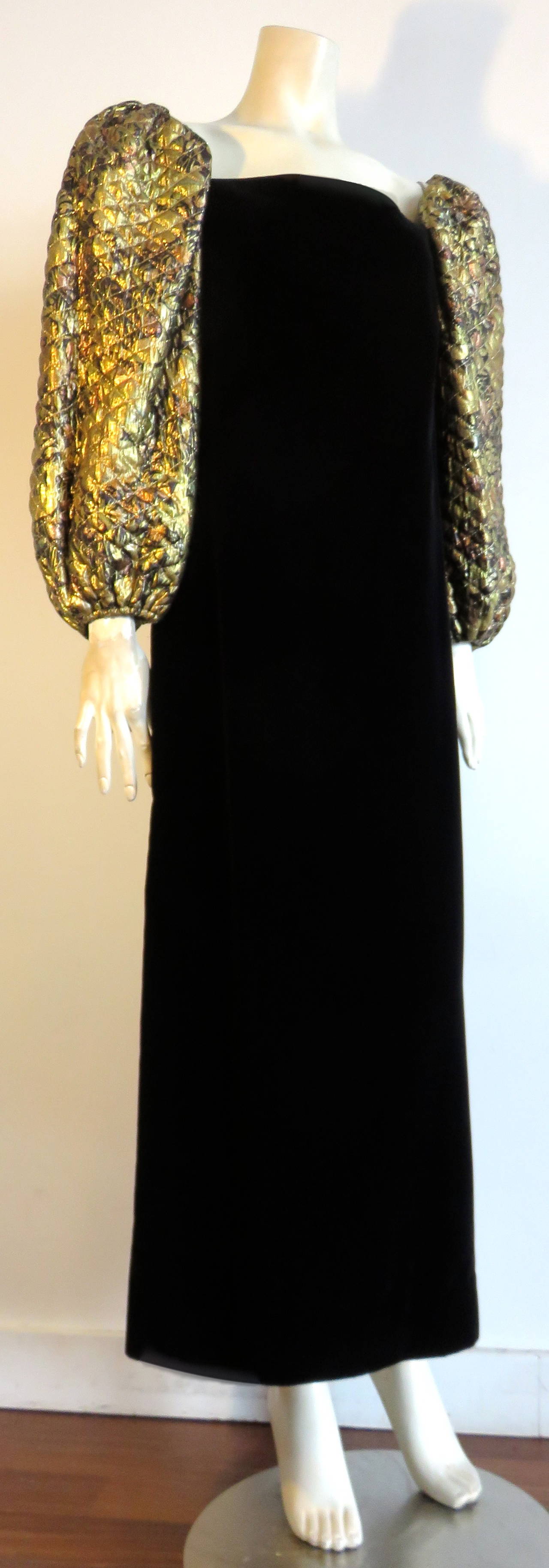 1980's PIERRE BALMAIN Volume sleeved evening gown dress In Excellent Condition For Sale In Newport Beach, CA