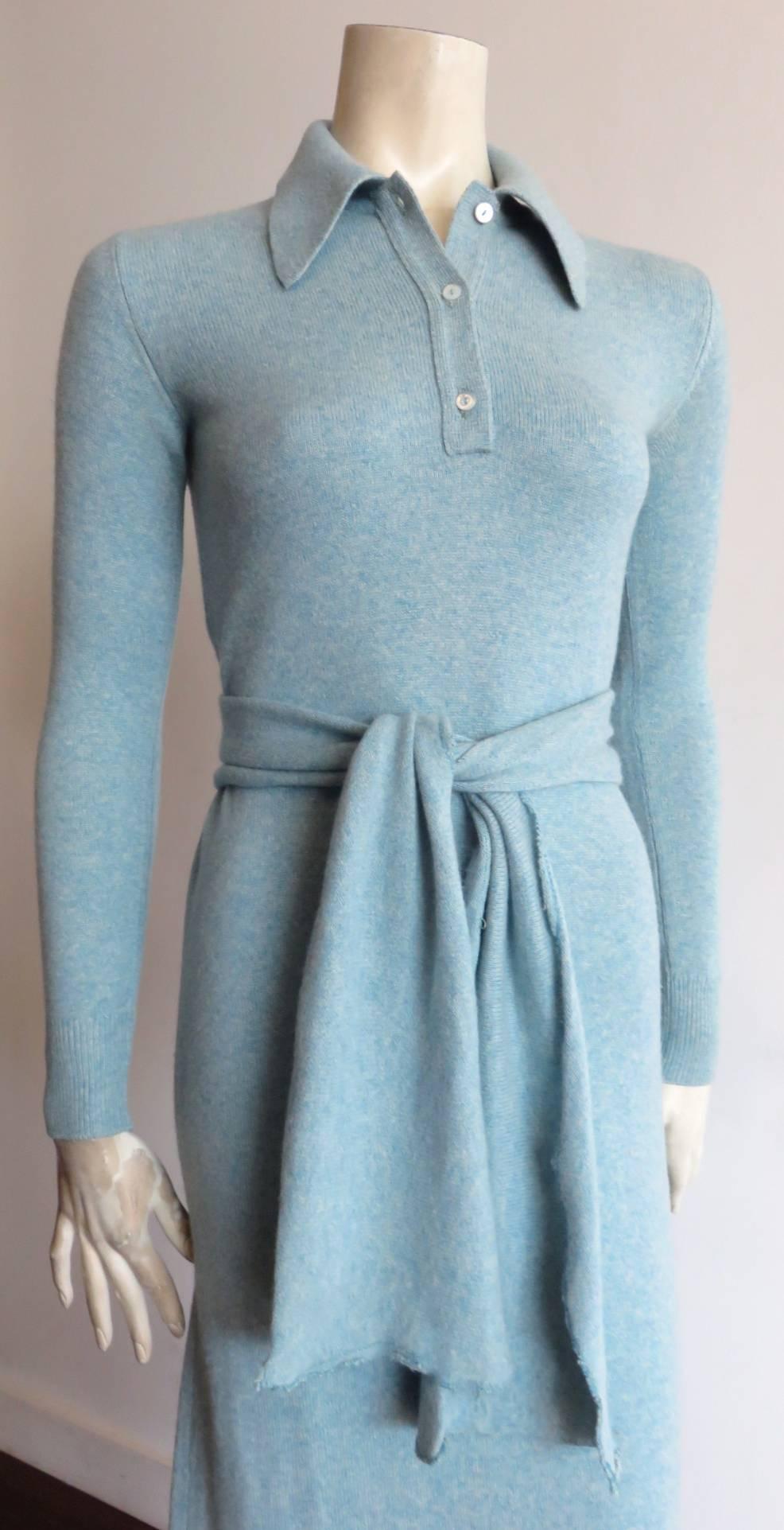 1970's HALSTON Pure cashmere belted sweater dress in light blue melange knit.

Luxury, Scottish cashmere fabrication in Halston's signature, long & lean, 70's silhouette with generously shaped, collar.

Fully fashioned at the armholes with pearl