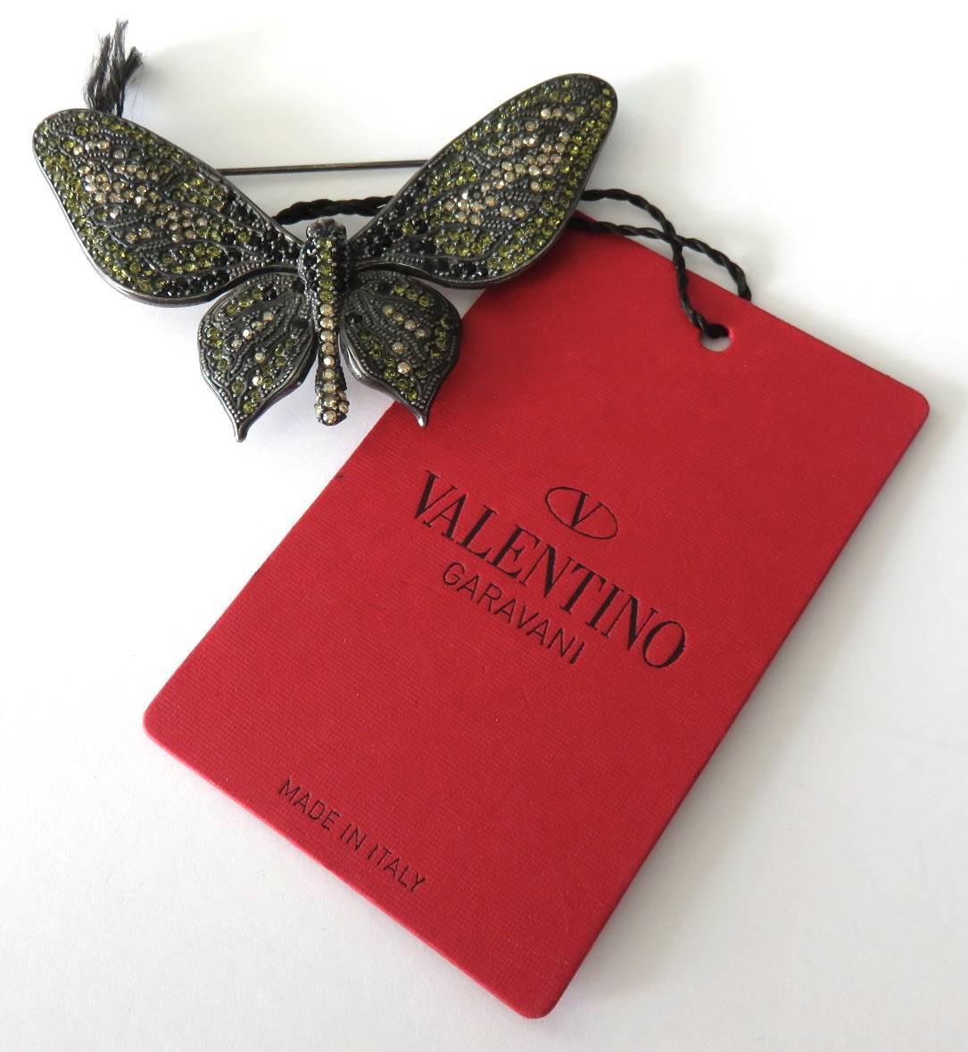 Gorgeous, VALENTINO GARAVANI Swarovski crystal butterfly brooch in sparkling, olivine and jet black.

Rhodium-plated metal.

Pin fastening at reverse side.

New, never used with original tag.

*MEASUREMENTS*

3
