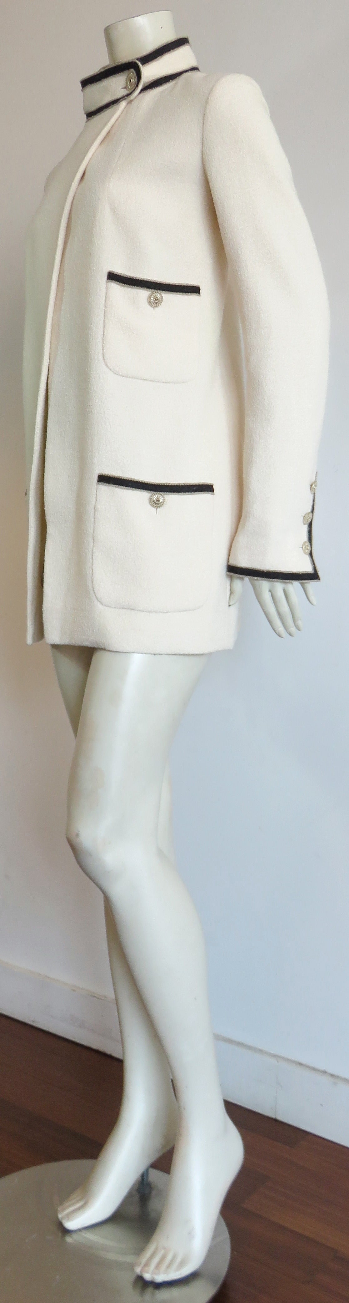CHANEL PARIS Ivory bouclé coat In Excellent Condition In Newport Beach, CA