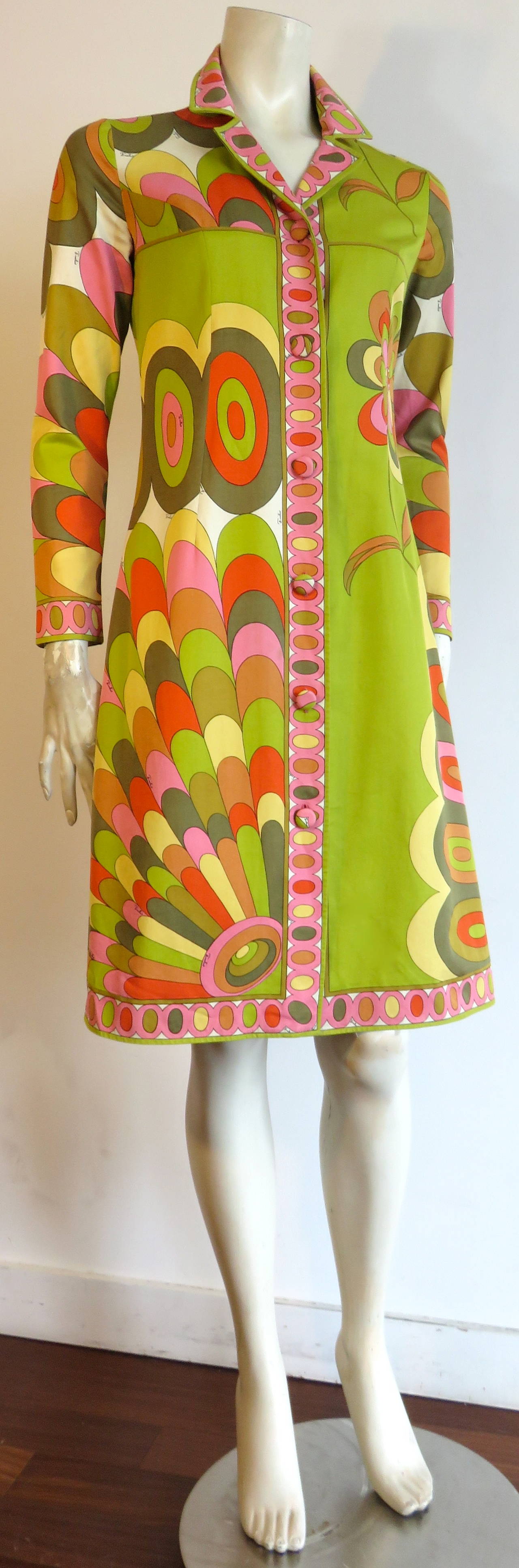 Brilliant, 1960's EMILIO PUCCI, psychedelic floral printed coat.

Multi-color, signed printed artwork onto cotton twill fabrication with self-fabric covered buttons down the front placket.

Spring/Summer weight cotton twill fabrication.

Oval