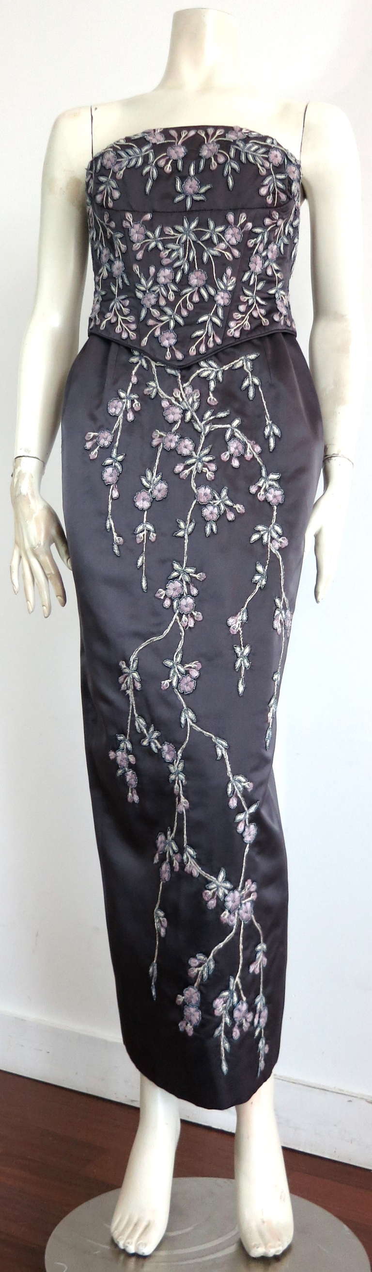 Gorgeous EAVIS & BROWN LONDON Embroidered satin evening dress.

This stunning dress was designed by Eavis & Brown in England during the 1980's.

Luxurious duchess silk satin base fabric in dark gray with purple tone.

Pale lavender and