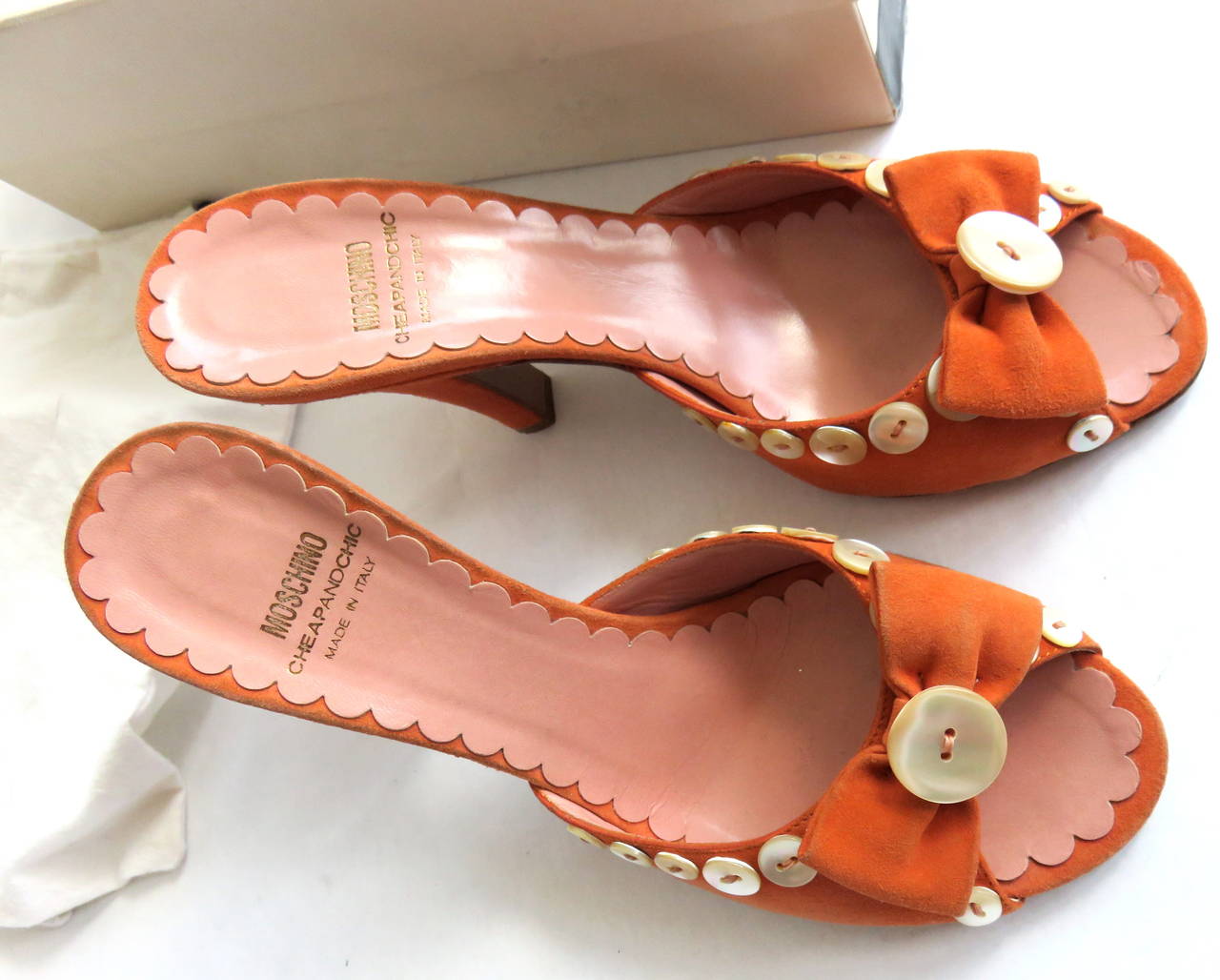 1990's MOSCHINO Button detail suede heels shoes In Excellent Condition For Sale In Newport Beach, CA