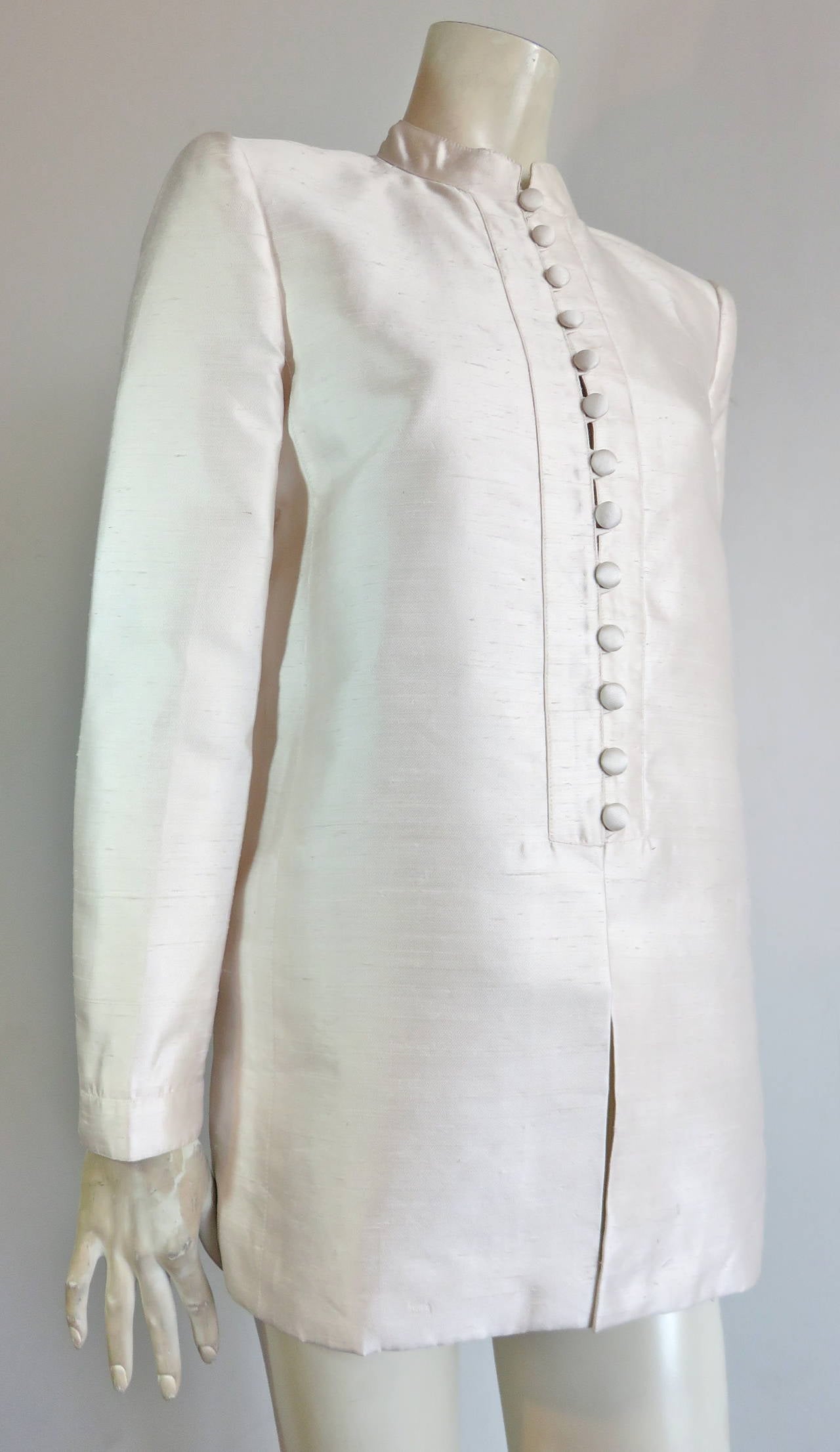 Excellent condition, 1980's OSCAR DE LA RENTA, Silk Shantung, 'Nehru-style' jacket.

Pearlescent, pure silk fabrication with a luxurious sheen.

Banded collar with self-fabric covered button front closures at front opening, and sleeve