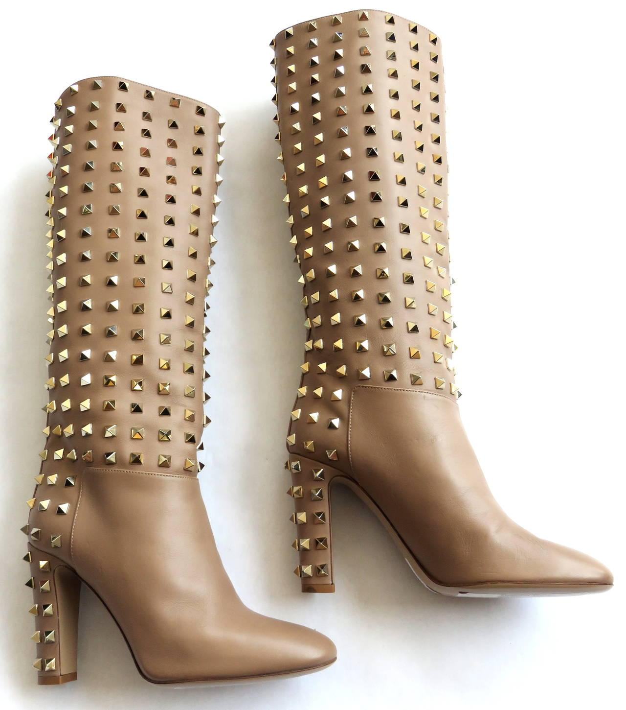 Never worn, 2014, VALENTINO Rockstud Leather knee-high boots.

Goldtone studs upgrade this impeccably crafted leather silhouette, elevated by a powerful heel. 

Original retail price: $2,495.00

*MEASUREMENTS*

IT size 37 = US