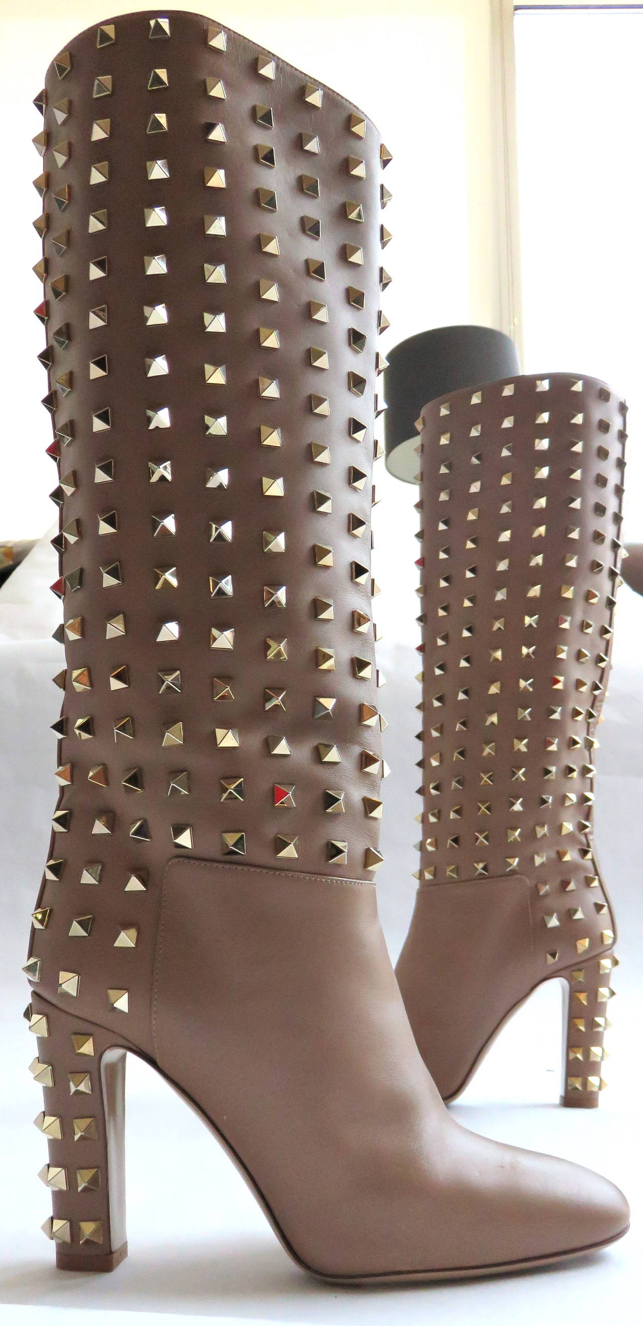 2014 VALENTINO Rockstud Leather knee-high boots unworn In New Condition In Newport Beach, CA