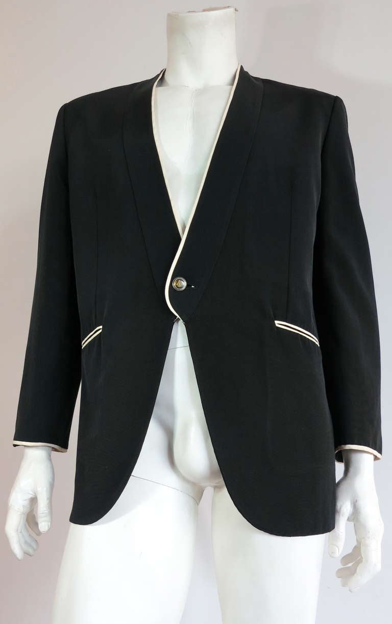Vintage MATSUDA JAPAN Men's black faille weave dinner jacket with white piping details.

This handsome jacket was designed by Mitsuhiro Matsuda during the 1980's in Japan.

The jacket features contrast white piping trim at the front opening,