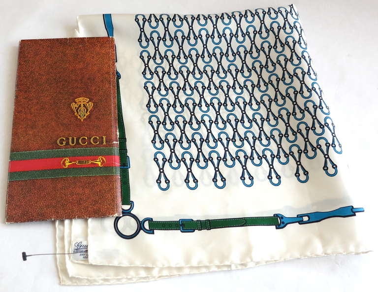 1970's GUCCI ITALY Unused silk scarf.

Made in Italy, as labeled

*MEASUREMENTS*

27