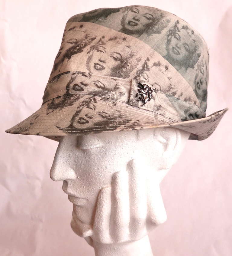 ANDY WARHOL by PHILIP TREACY Marilyn Monroe hat with Campbell soup printed lining.

Metal unicorn detail at wearer's right side band.

Internal grosgrain band.

In great condition.

*MEASUREMENTS*
Label size: Medium
Internal ribbon band