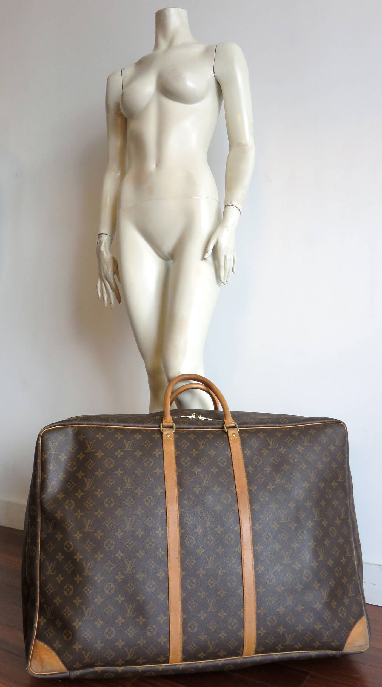 LOUIS VUITTON Monogram Sirius 70, large size travel luggage.

This stylish soft suitcase is finely crafted of Louis Vuitton monogram on toile canvas. 

This bag features vachetta cowhide leather trim and rolled leather top handles with polished