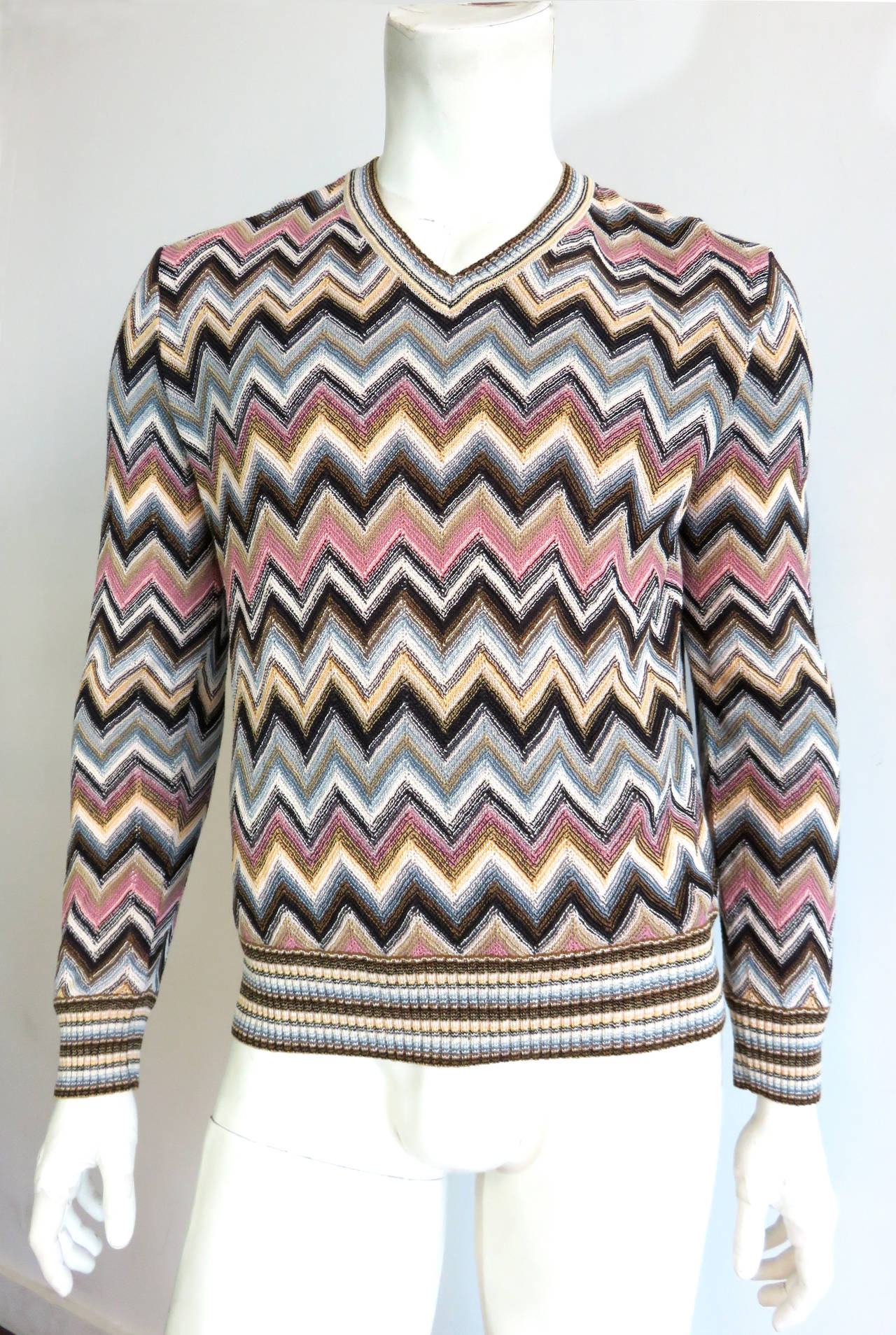 Excellent condition, MISSONI Men's linen-blend, chevron striped beach sweater.

'V'-neck silhouette with multi-color striped rib-knit trim.

Made in Italy, as labeled.

*MEASUREMENTS*

IT label size 52 = US 42 (US Large)

The mannequin in