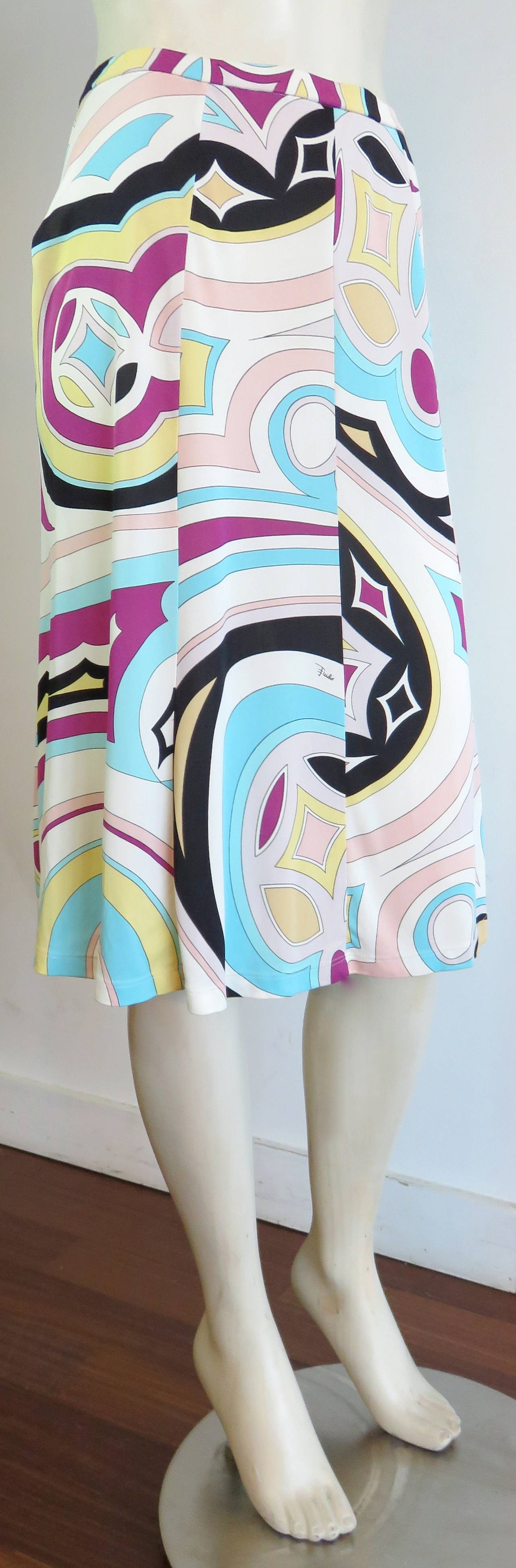 Excellent condition, EMILIO PUCCI Geometric knit skirt.

Signed, geometric printed artwork atop stretchy knit jersey fabrication.

Elasticated, stretchy waistband.

Made in Italy, as labeled.

In excellent condition with absolutely no signs