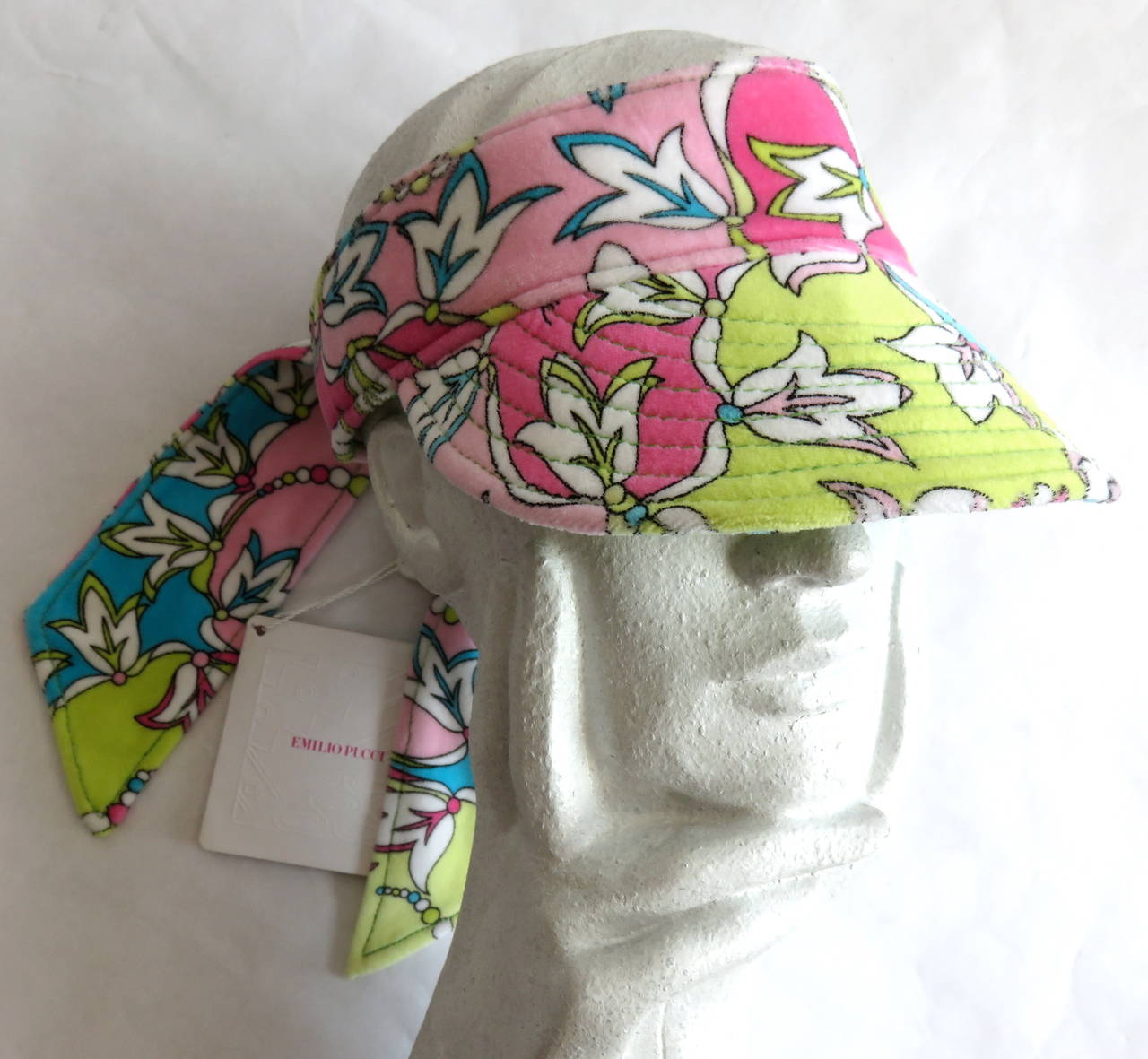 EMILIO PUCCI Beach visor & tote bag set.

The visor was never worn, and still has the original tags on it.  The matching tote bag has no signs of wear on the outside, but has some light signs of use on the inside.

The visor is made of plush
