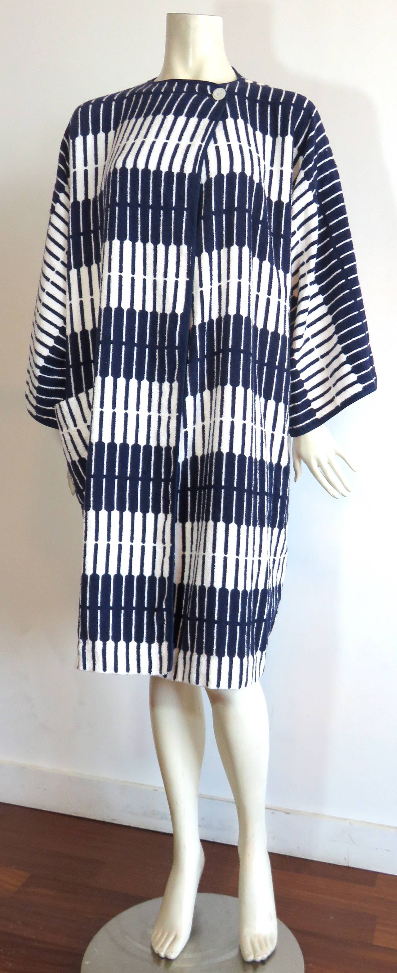 Pristine condition, 1970's GIVENCHY Couture, french terry cloth robe / cover-up.

In 'like new' condition with absolutely no signs of wear or damages.

French terry cloth fabrication with dark indigo blue, 'piano stripe' printed artwork atop