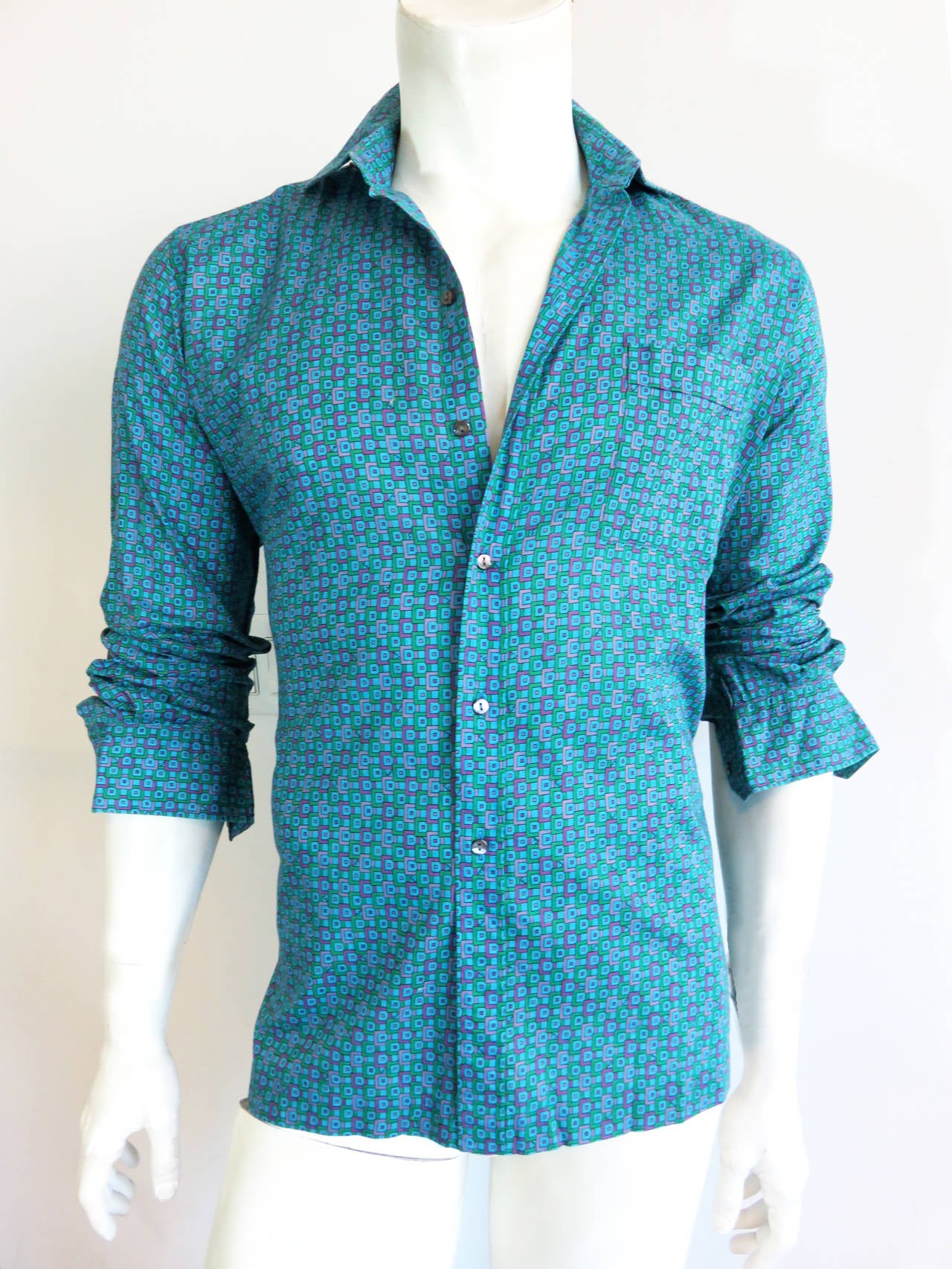 Excellent condition, 1970's EMILIO PUCCI Men's signed squares printed woven shirt.

Geometric square print with mini 'Emilio' signatures throughout.

Made in Italy, as labeled.

Smoked pearl button down closures.

*MEASUREMENTS*

Vintage