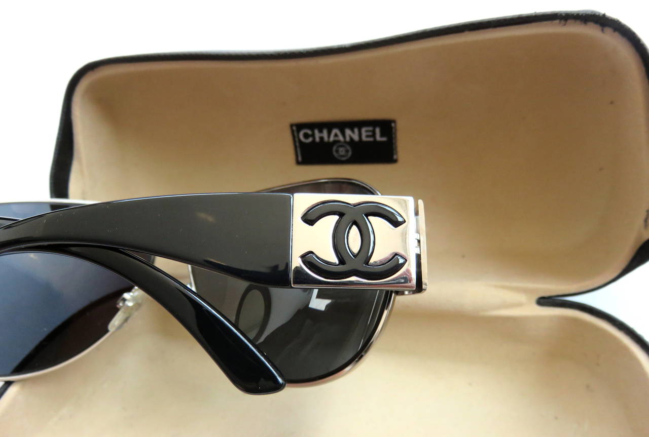 Women's CHANEL PARIS CC logo sunglasses