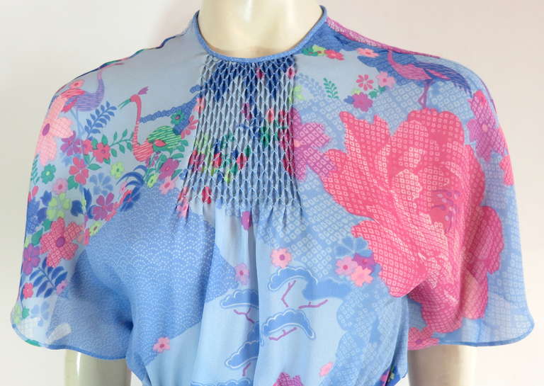 Excellent condition HANAE MORI Japanese floral print, crepe dress.

This lovely dress was designed by Hanae Mori in Japan, during the late 1970's-early 1980's.

Diamond smock stitching detail at the center front chest.  

Seamless, kimono