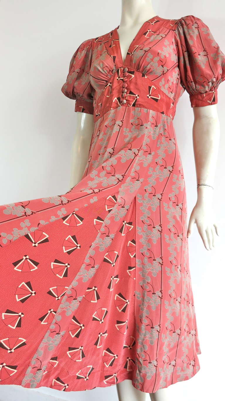 1970's JEFF BANKS Dual print godet dress.

This adorable dress was designed by Jeff Banks during the 1970's in England.

Empire waistline with 'V' shape neckline and functioning, self-fabric covered buttons.

Gorgeous botanical style print
