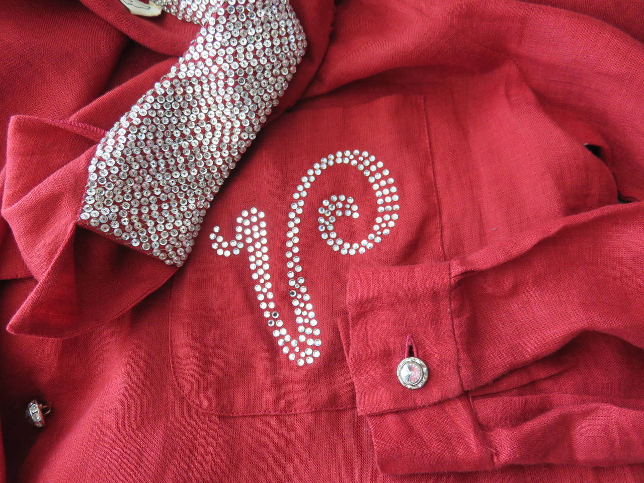 Red 1980's VALENTINO Crystal 'V' monogram red linen shirt For Sale