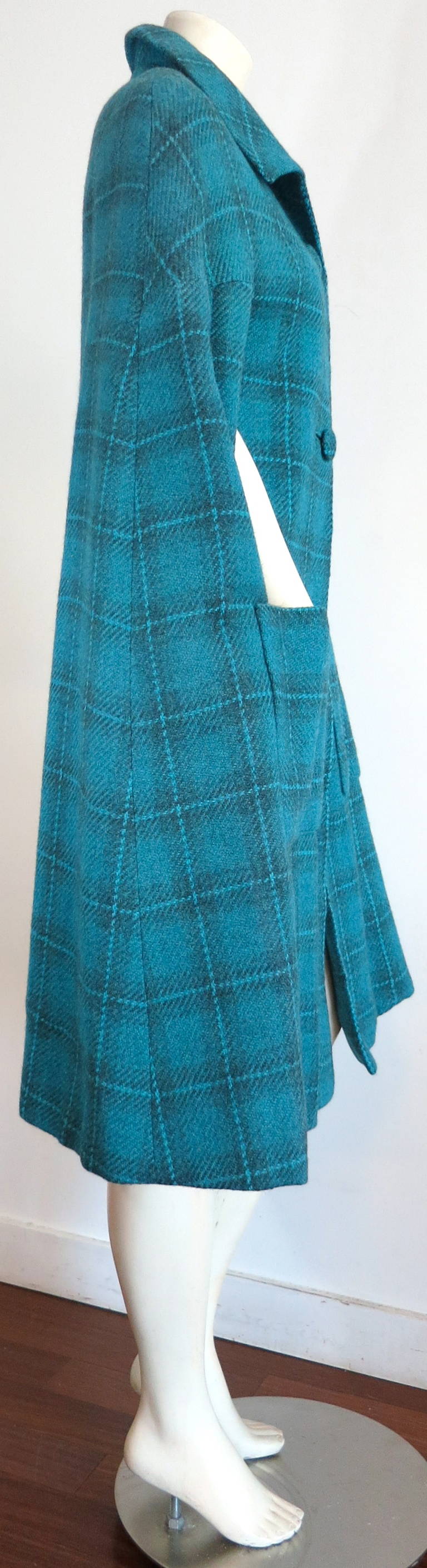 1950s SYBIL CONNOLLY Irish tweed plaid cape coat In Excellent Condition For Sale In Newport Beach, CA