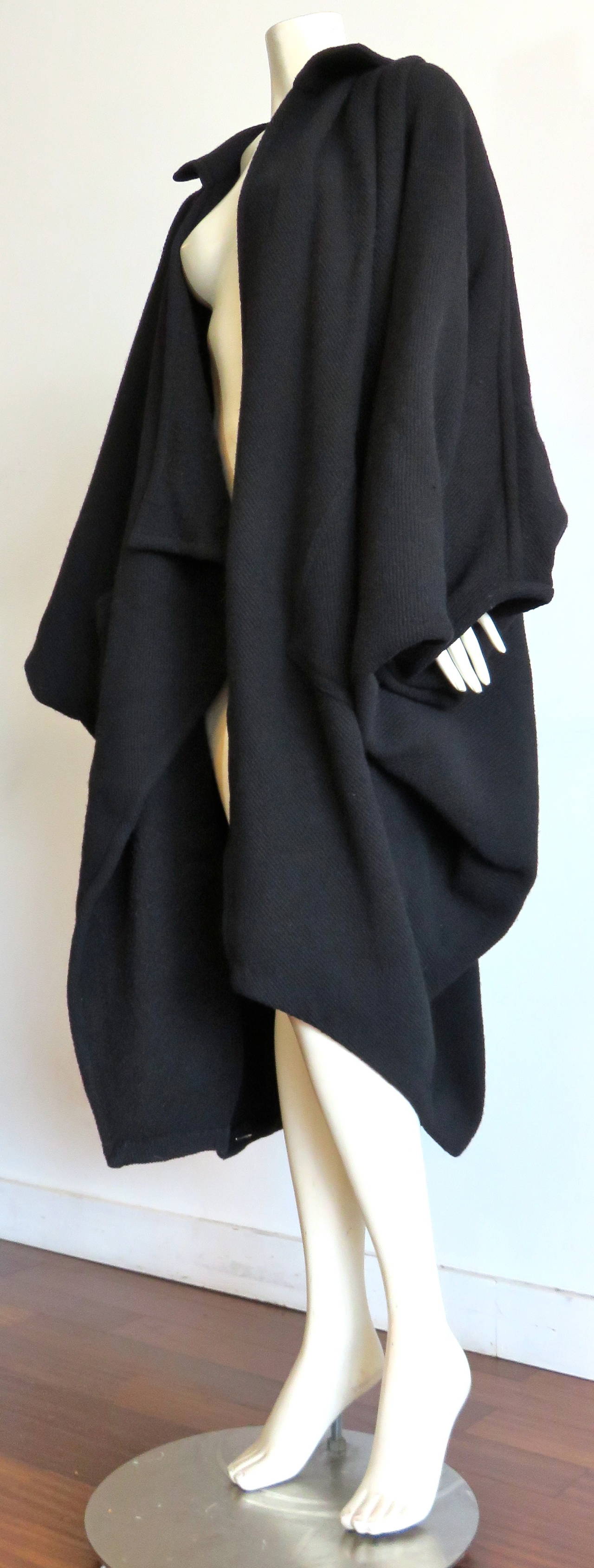 1976 ISSEY MIYAKE Oversized batwing cocoon coat For Sale 3