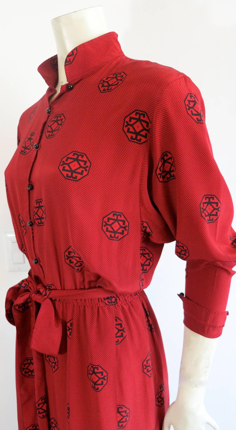 1970s GUY LAROCHE Red silk day dress In Excellent Condition For Sale In Newport Beach, CA