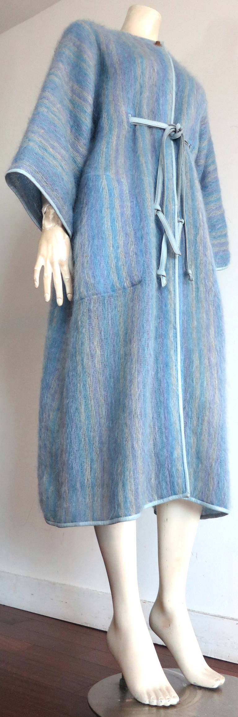 Excellent condition BONNIE CASHIN / Sills mohair & leather coat.

This wonderful coat was designed by Bonnie Cashin for Sills during the late 1960s to early 1970s in New York City.

Fluffy, blue and pale gray striped mohair fabrication with