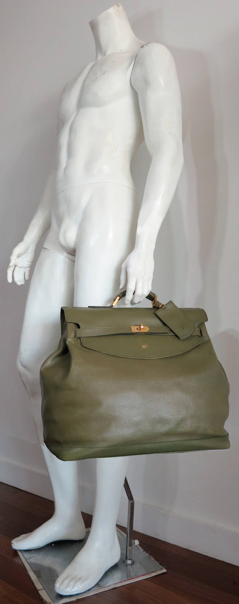 Vintage S.T. DUPONT PARIS Iconic style large 50cm leather travel bag .

Olive green, pebbled leather shell with smooth, solid leather top flap and bottom panel.

Polished gold finish, metal hardwares with matching leather ID tag embossed with