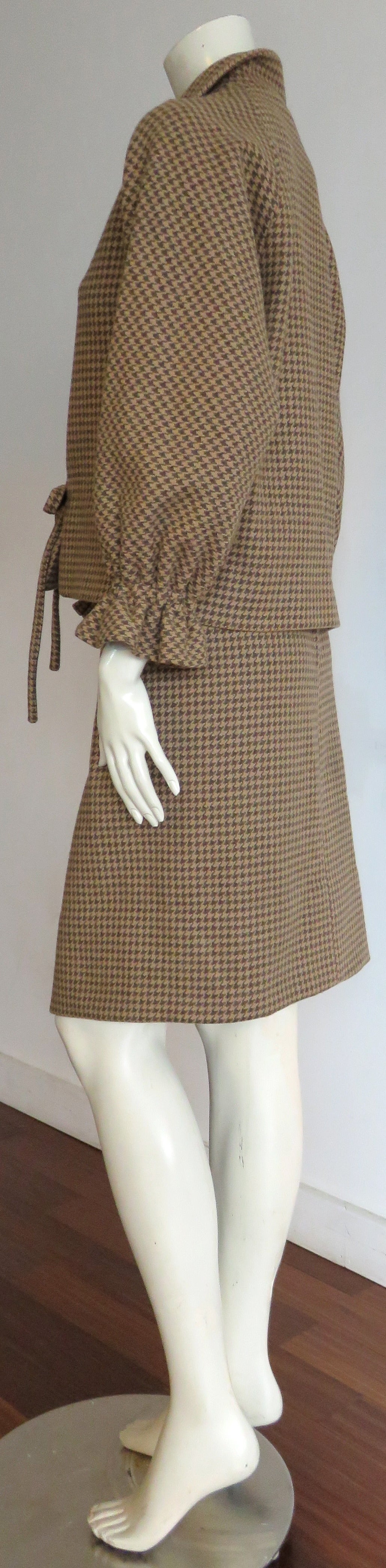 1960's PIERRE CARDIN PARIS Wool houndstooth skirt suit For Sale 2