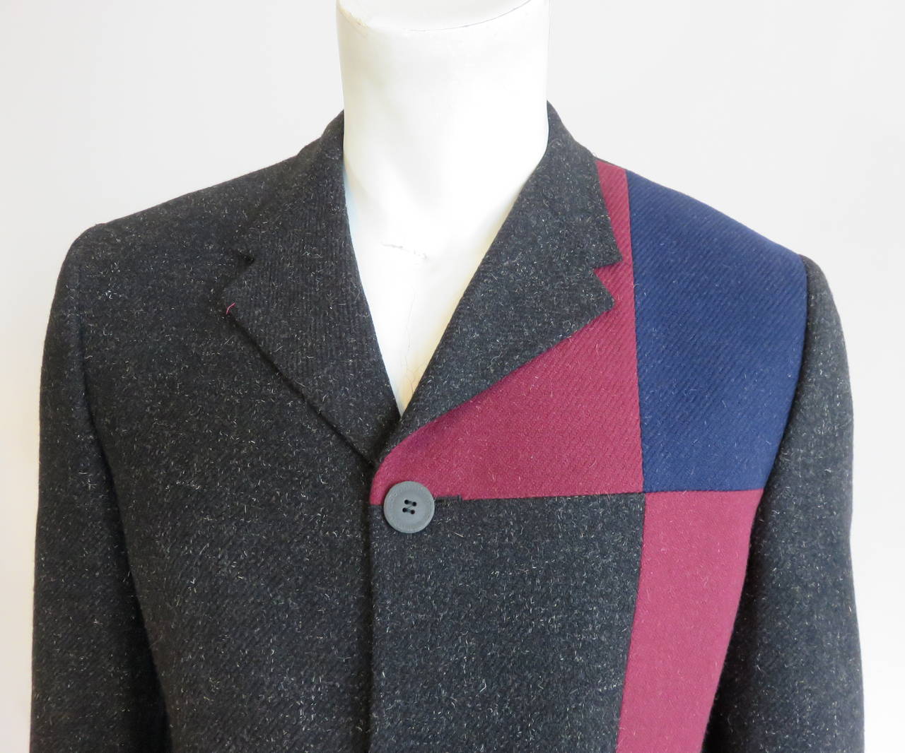 Excellent condition, early 1990's GIANNI VERSACE, men's, wool, color-block blazer.

Dark charcoal, wool twill ground fabric with white woven flecks fabric design.

Solid, raspberry red, and grape purple panel blocking at the wearer's left