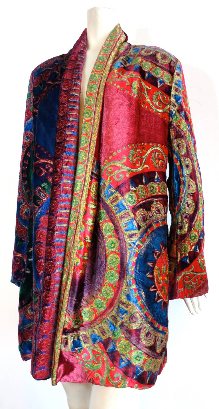 Never worn, 1980's GIANNI VERSACE hand-painted silk velvet robe jacket.

This luxurious robe was designed by Gianni Versace during the 1980's in Italy.

The robe is made of soft, crushed-silk velvet with jewel-tone, hand-painted medallion