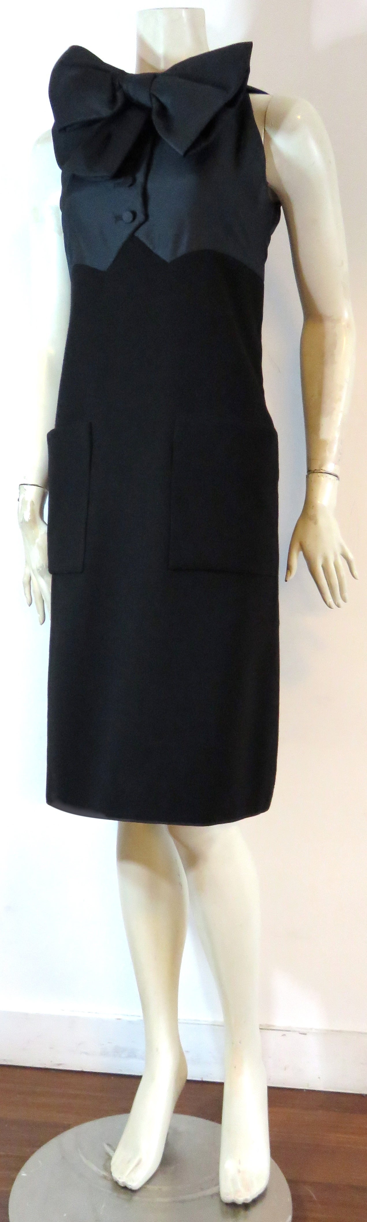 1960's GEOFFREY BEENE Black 'Pussycat' bow dress.

This adorable dress was designed by Geoffrey Beene during the early-mid 1960's in New York, and was made in the USA.

The dress features a crisp silk, taffeta top bodice with oversized,