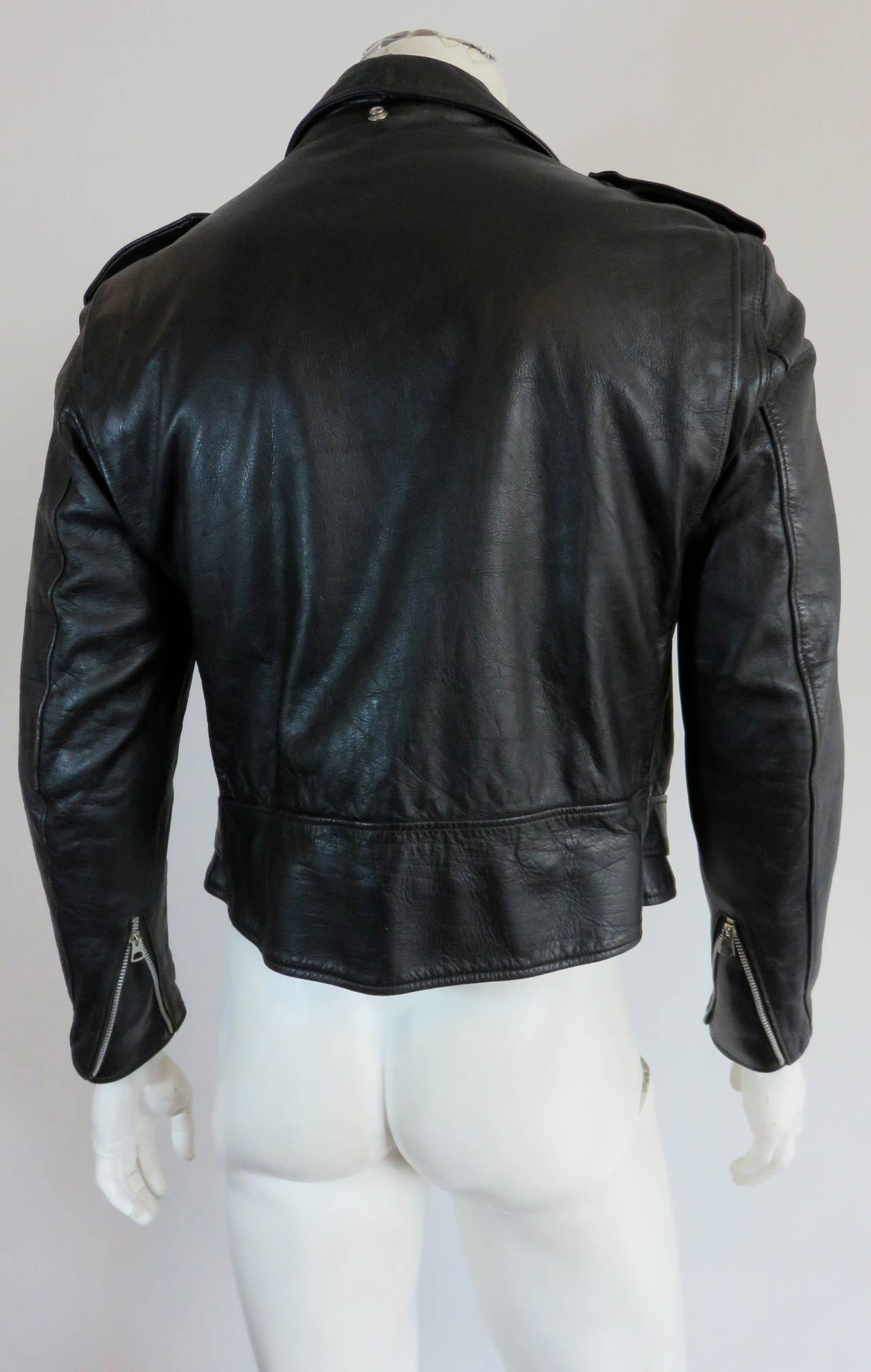 1960's SCHOTT BROS. USA Men's Perfecto leather motorcycle jacket In Good Condition For Sale In Newport Beach, CA